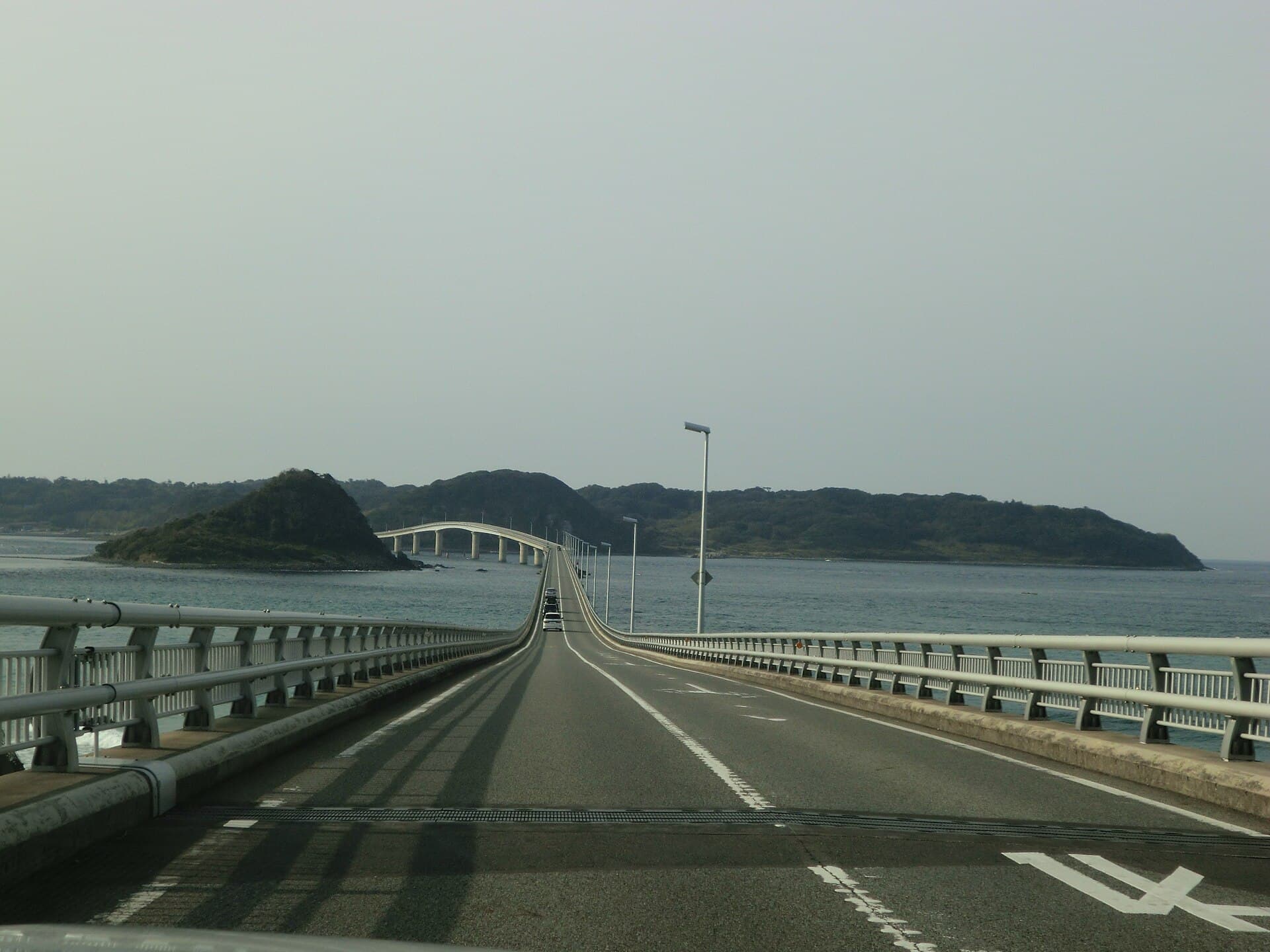 角岛大桥：角岛大桥：Wikimedia Commons 文件「Tsunoshima bridge 2.JPG」中的桥梁实景。