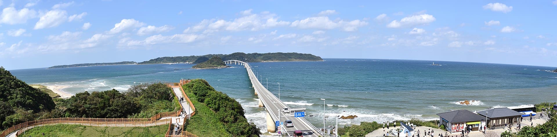 角岛大桥：角岛大桥：Wikimedia Commons 文件「Tsunoshima Bridge panorama (32275932414).jpg」中的桥梁实景。