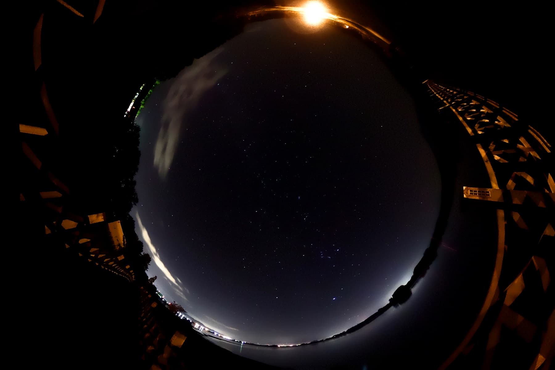 鹤之舞桥：鹤之舞桥：Wikimedia Commons 文件「Starry sky Tsurunomaihashi 20181102 2328.jpg」中的桥梁实景。