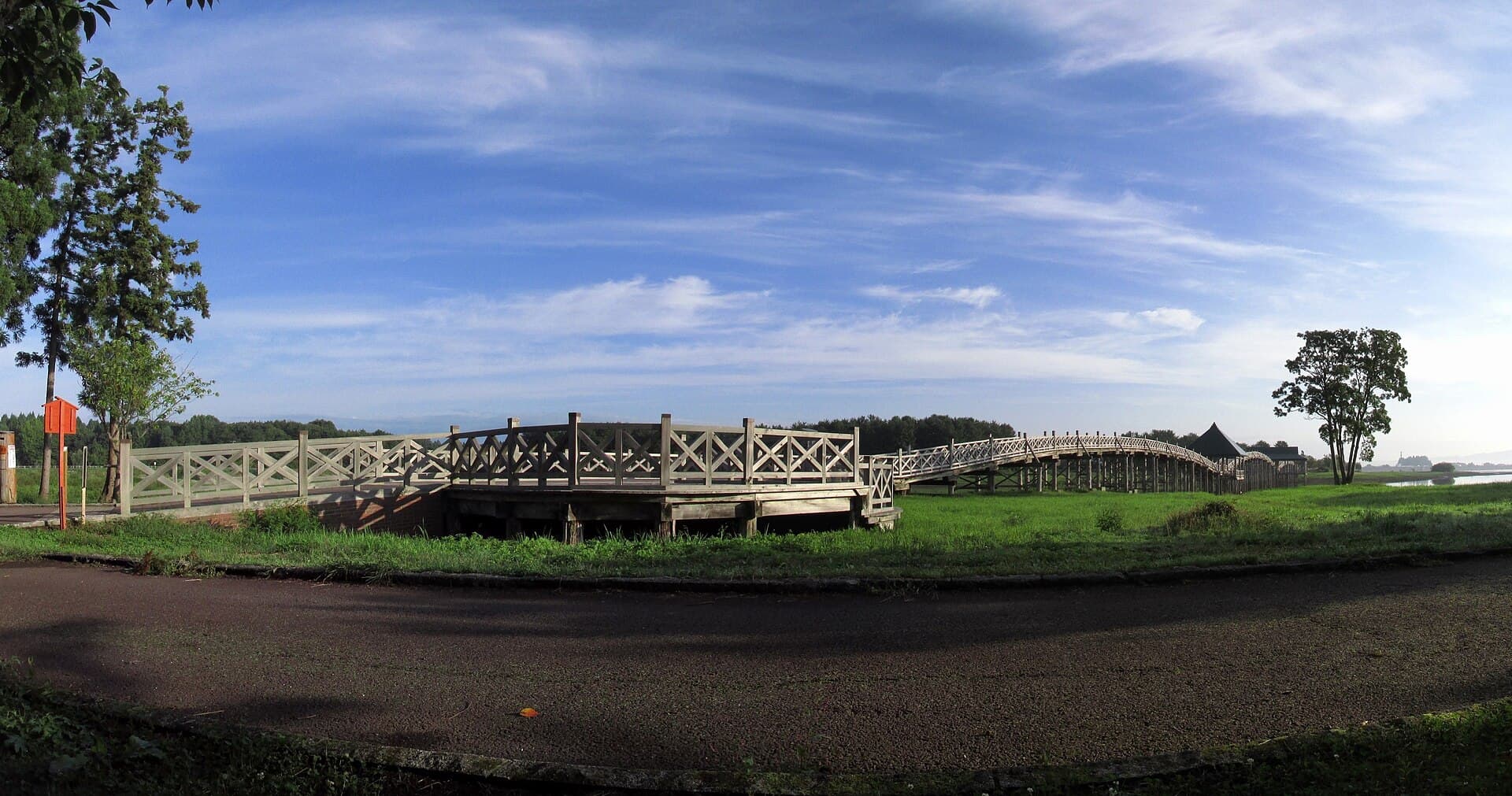 鹤之舞桥：鹤之舞桥：Wikimedia Commons 文件「Sturunomaihashi Aomori Japan 20170916 0619 IMG 2443.jpg」中的桥梁实景。
