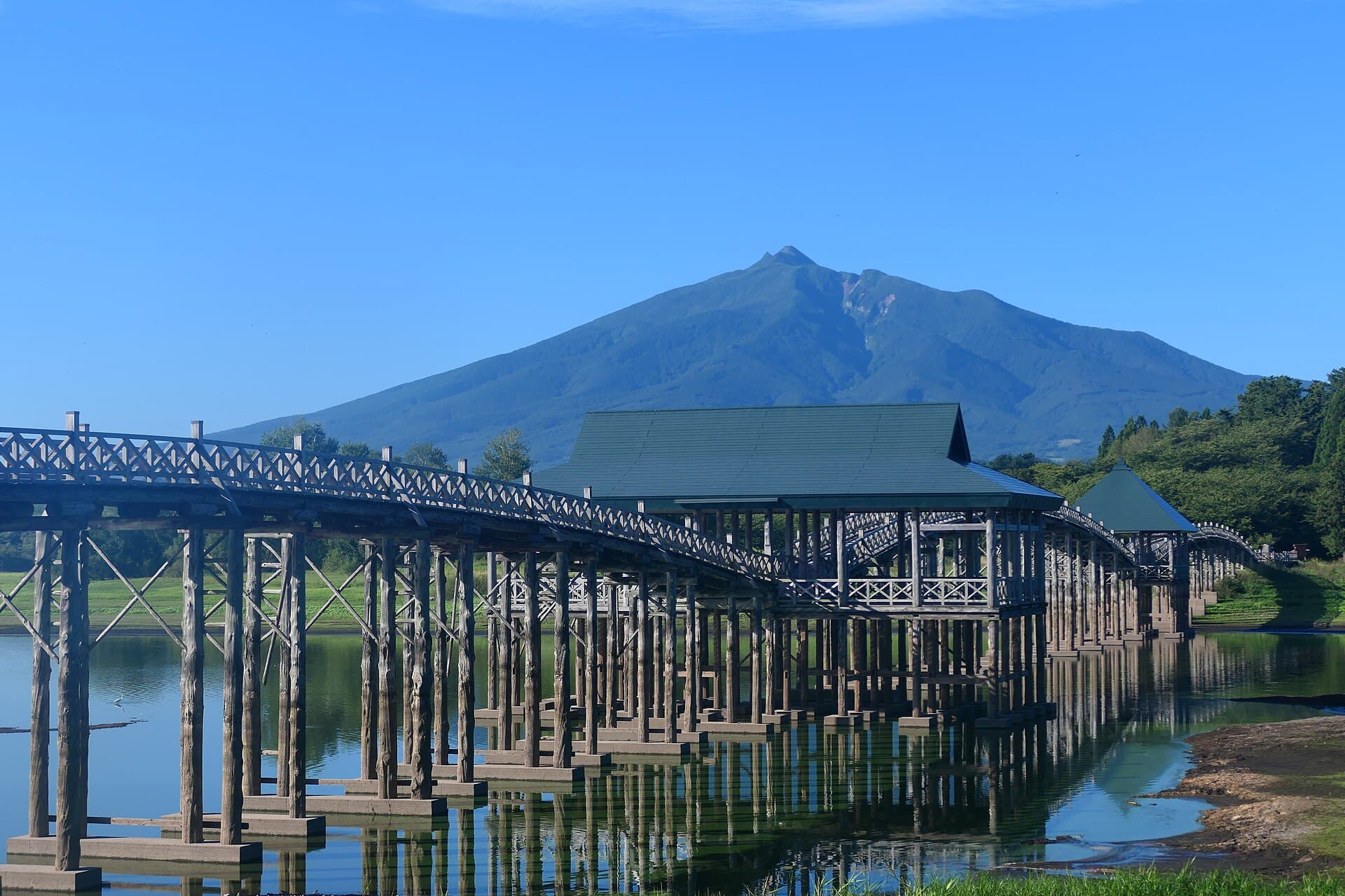 鹤之舞桥：鹤之舞桥：Wikimedia Commons 文件「Tsuruno-maihashi.jpg」中的桥梁实景。