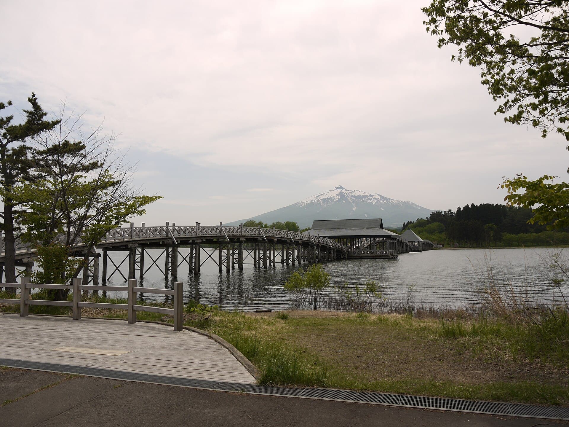 鹤之舞桥：鹤之舞桥：Wikimedia Commons 文件「TsurunomaiBridge2.JPG」中的桥梁实景。