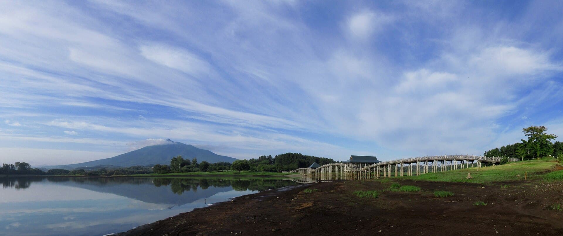 鹤之舞桥：鹤之舞桥：Wikimedia Commons 文件「Tsurunomaihashi Aomori Japan 20170916 0658 IMG 2462.jpg」中的桥梁实景。
