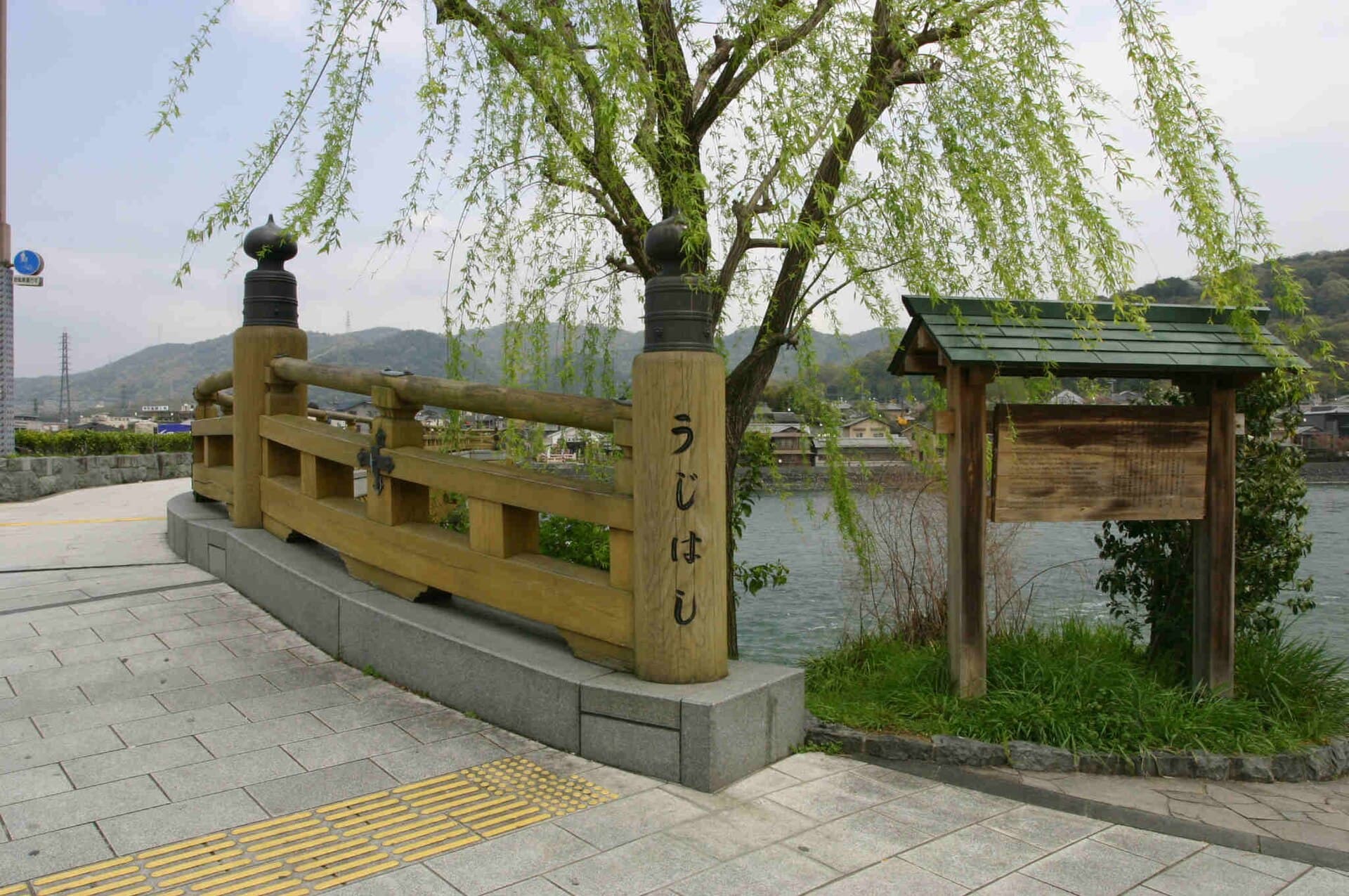 宇治桥：宇治桥：Wikimedia Commons 文件「Uji bridge2.jpg」中的桥梁实景。
