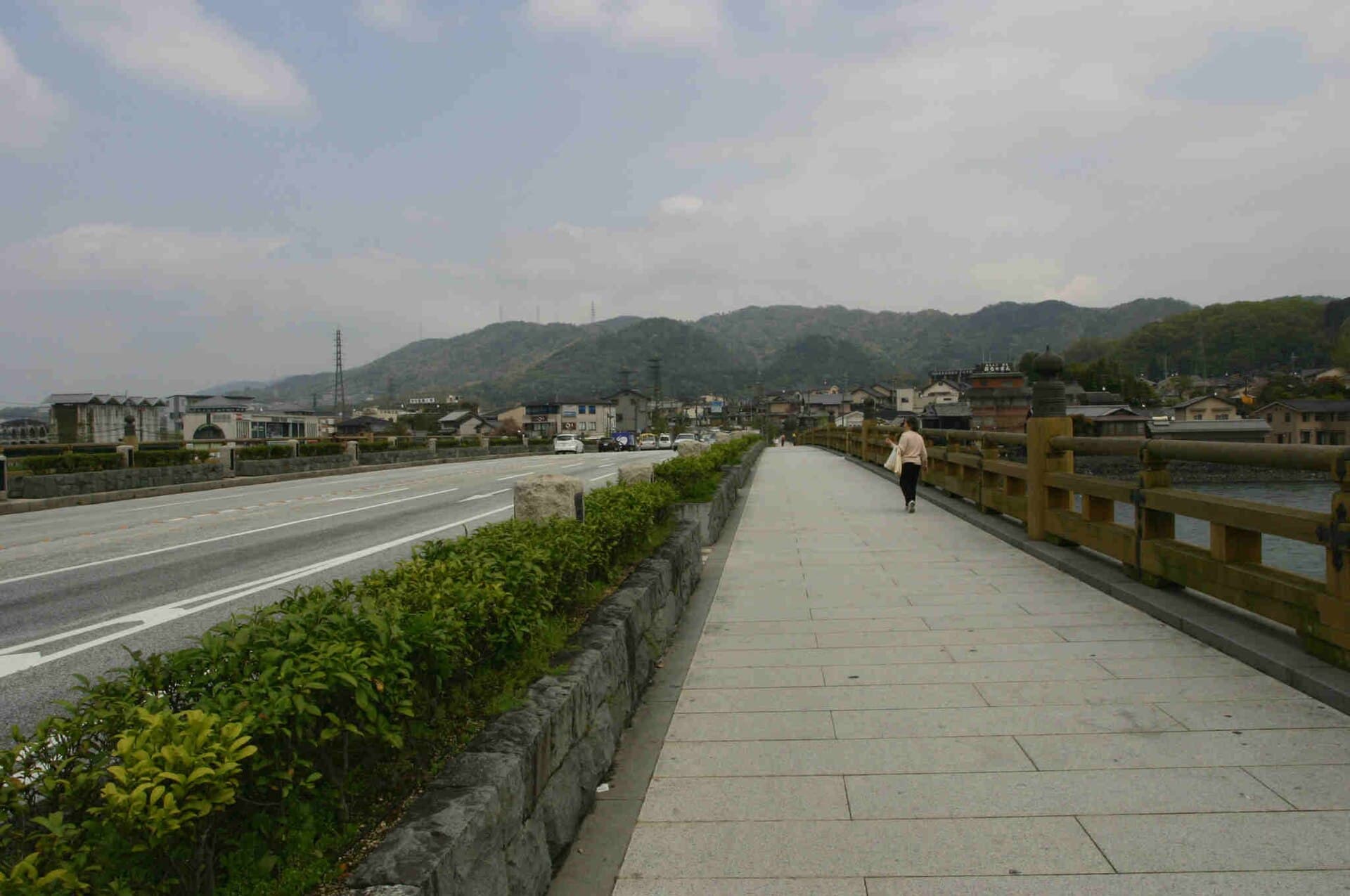 宇治桥：宇治桥：Wikimedia Commons 文件「Uji bridge4.jpg」中的桥梁实景。