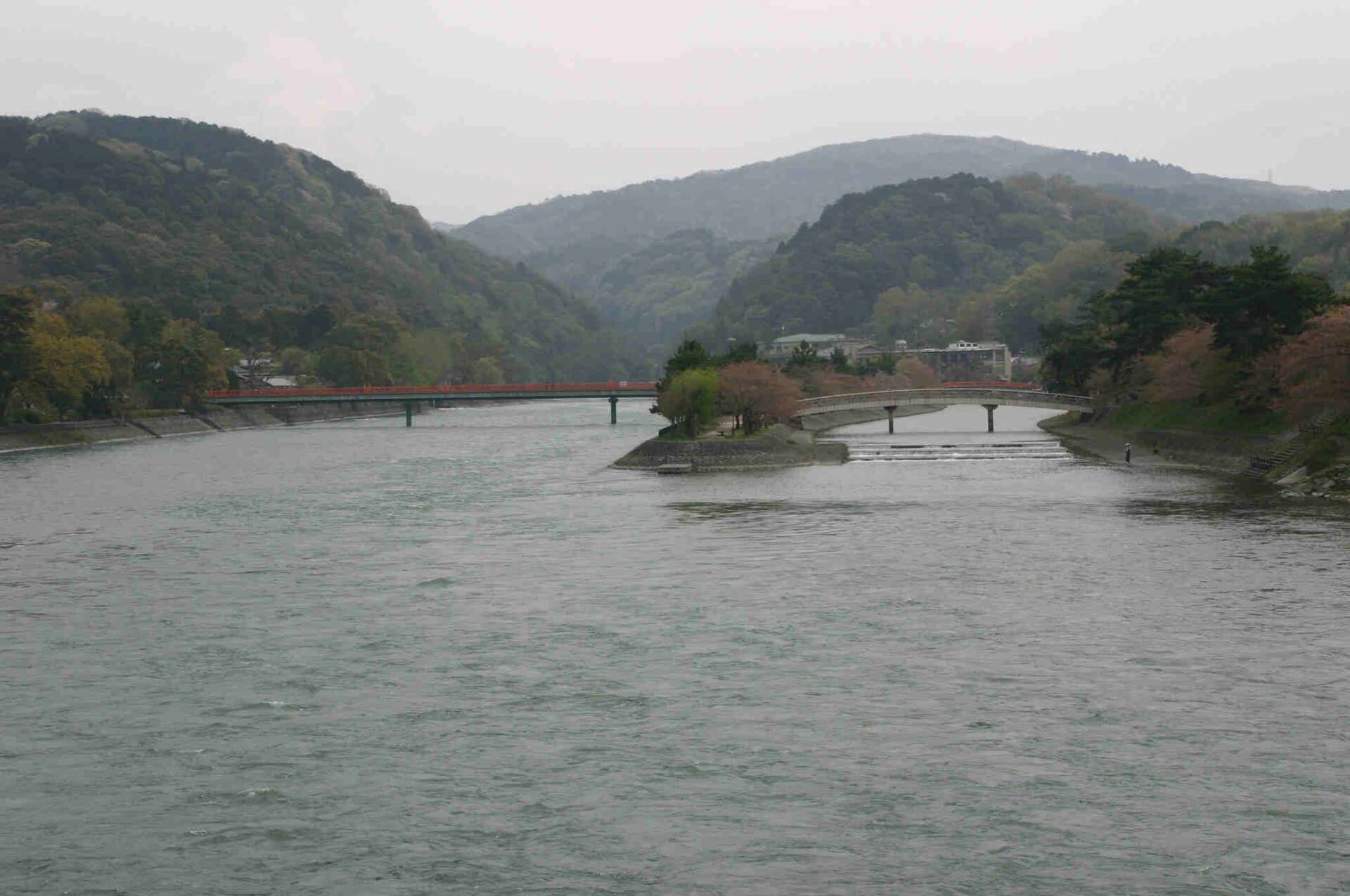 宇治桥：宇治桥：Wikimedia Commons 文件「Uji bridge5.jpg」中的桥梁实景。