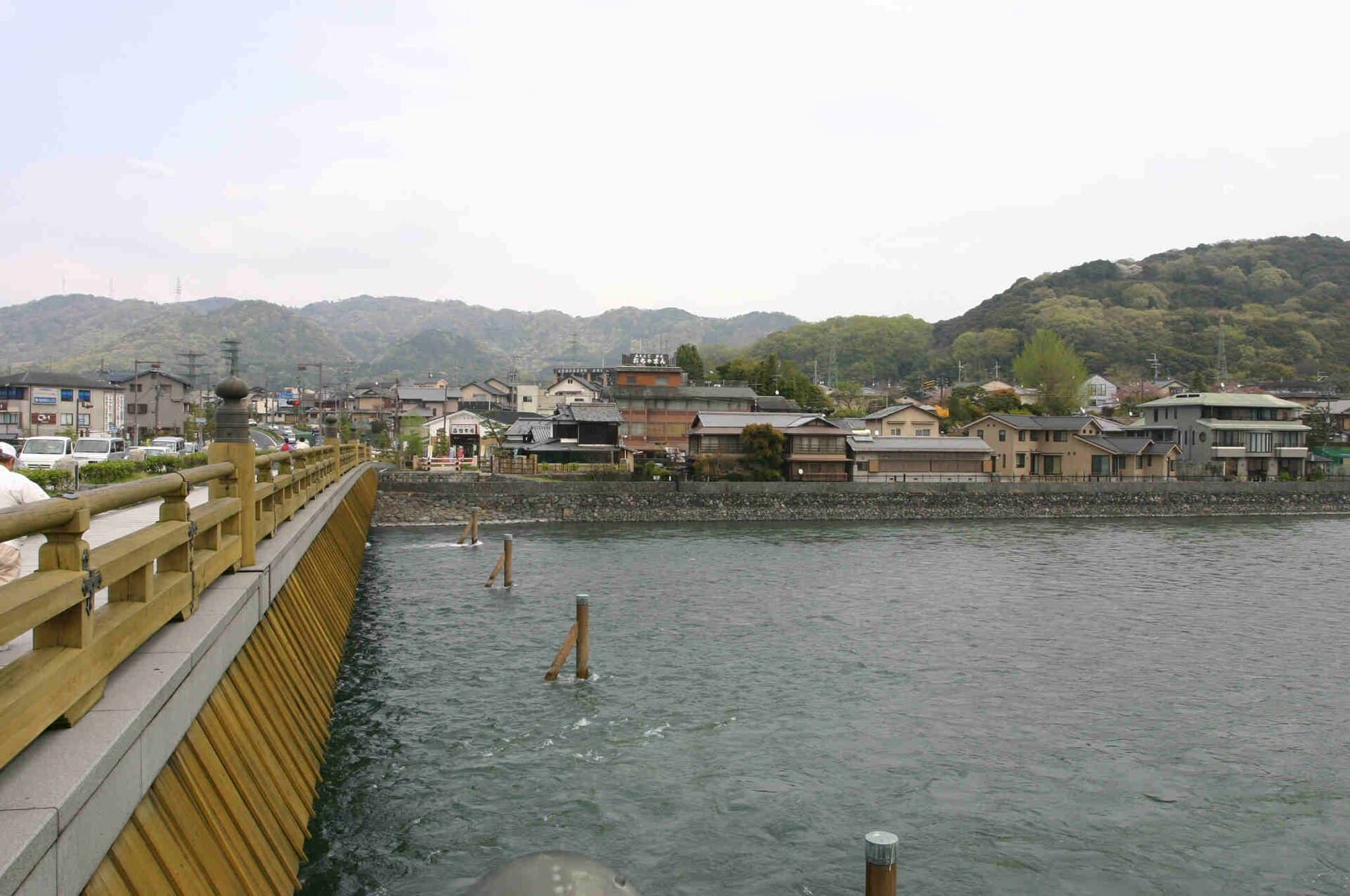 宇治桥：宇治桥：Wikimedia Commons 文件「Uji bridge6.jpg」中的桥梁实景。