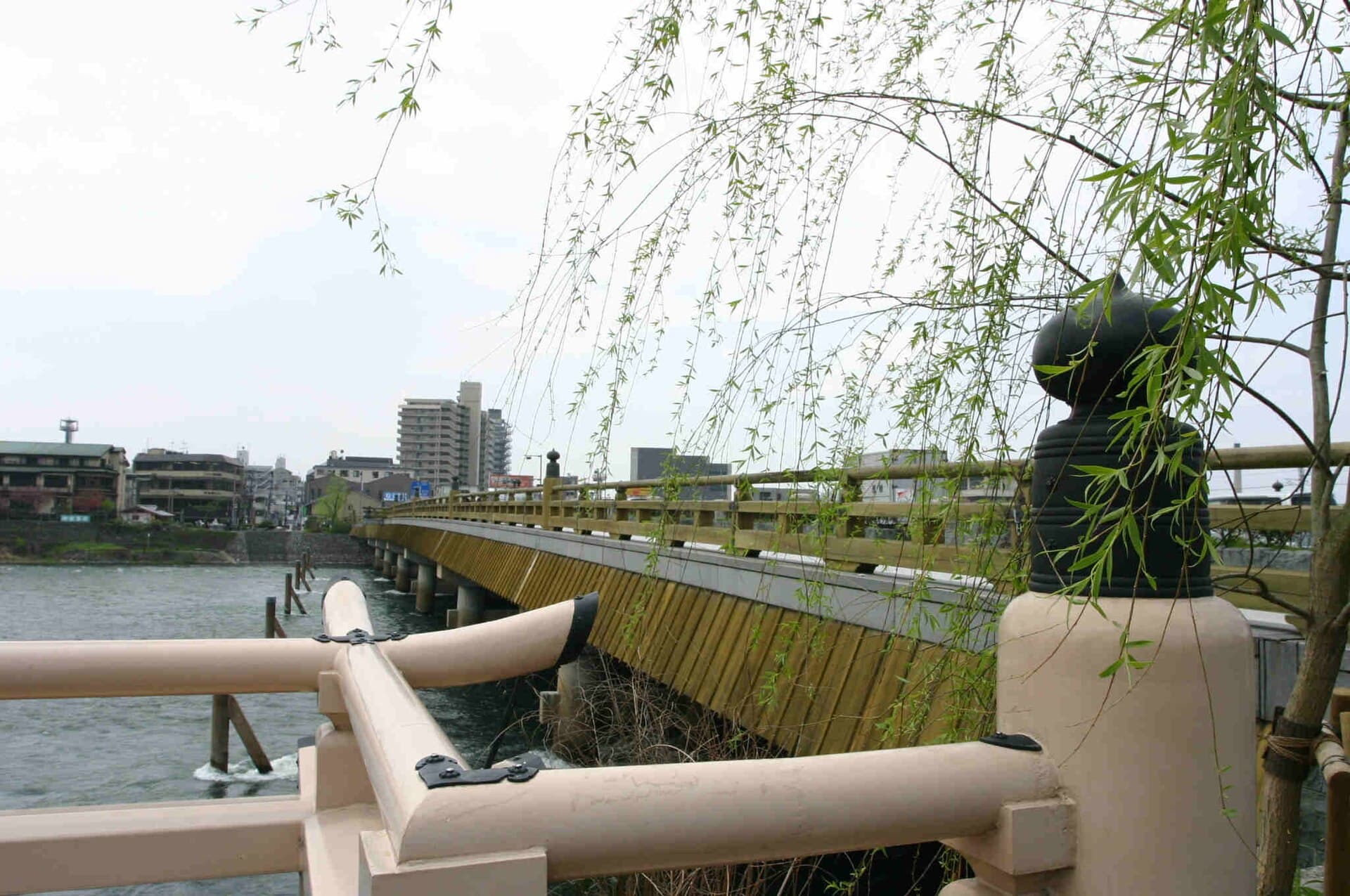 宇治桥：宇治桥：Wikimedia Commons 文件「Uji bridge7.jpg」中的桥梁实景。
