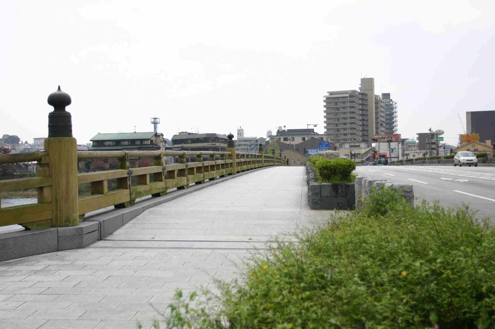 宇治桥：宇治桥：Wikimedia Commons 文件「Uji bridge8.jpg」中的桥梁实景。