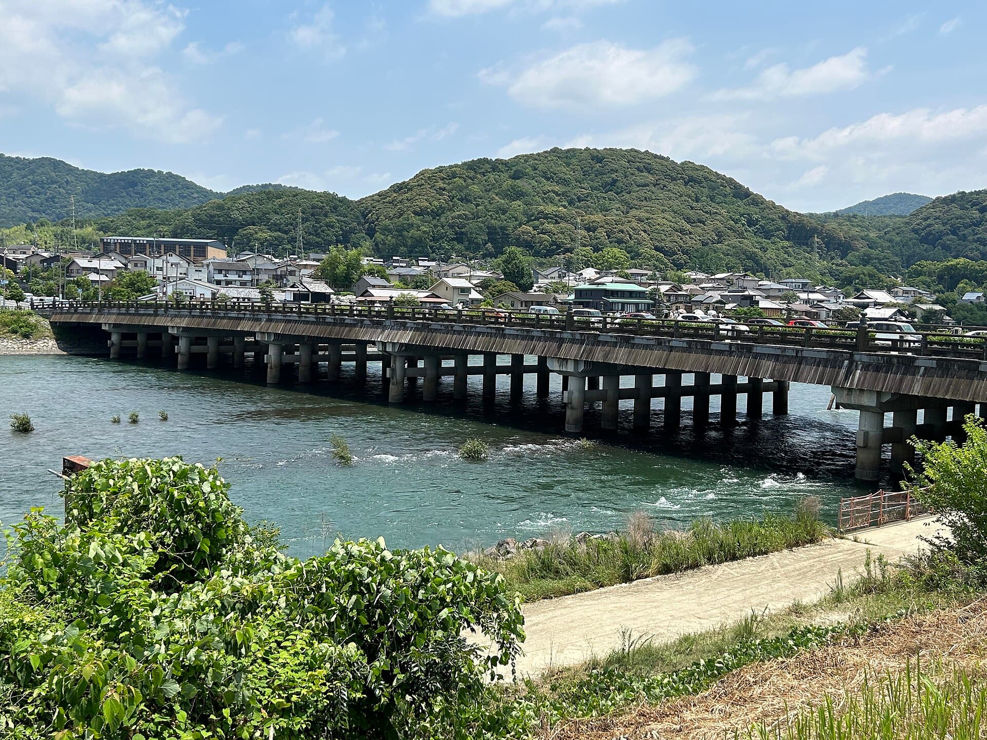 宇治桥：宇治桥：Wikimedia Commons 文件「Uji-Bridge.jpg」中的桥梁实景。