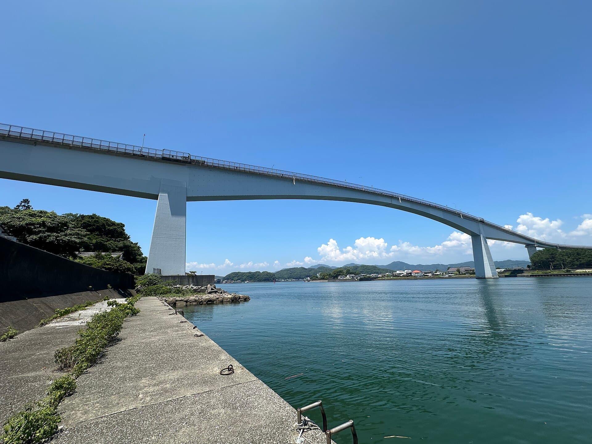 浦户大桥：浦户大桥：Wikimedia Commons 文件「Urado Bridge 02.jpg」中的桥梁实景。