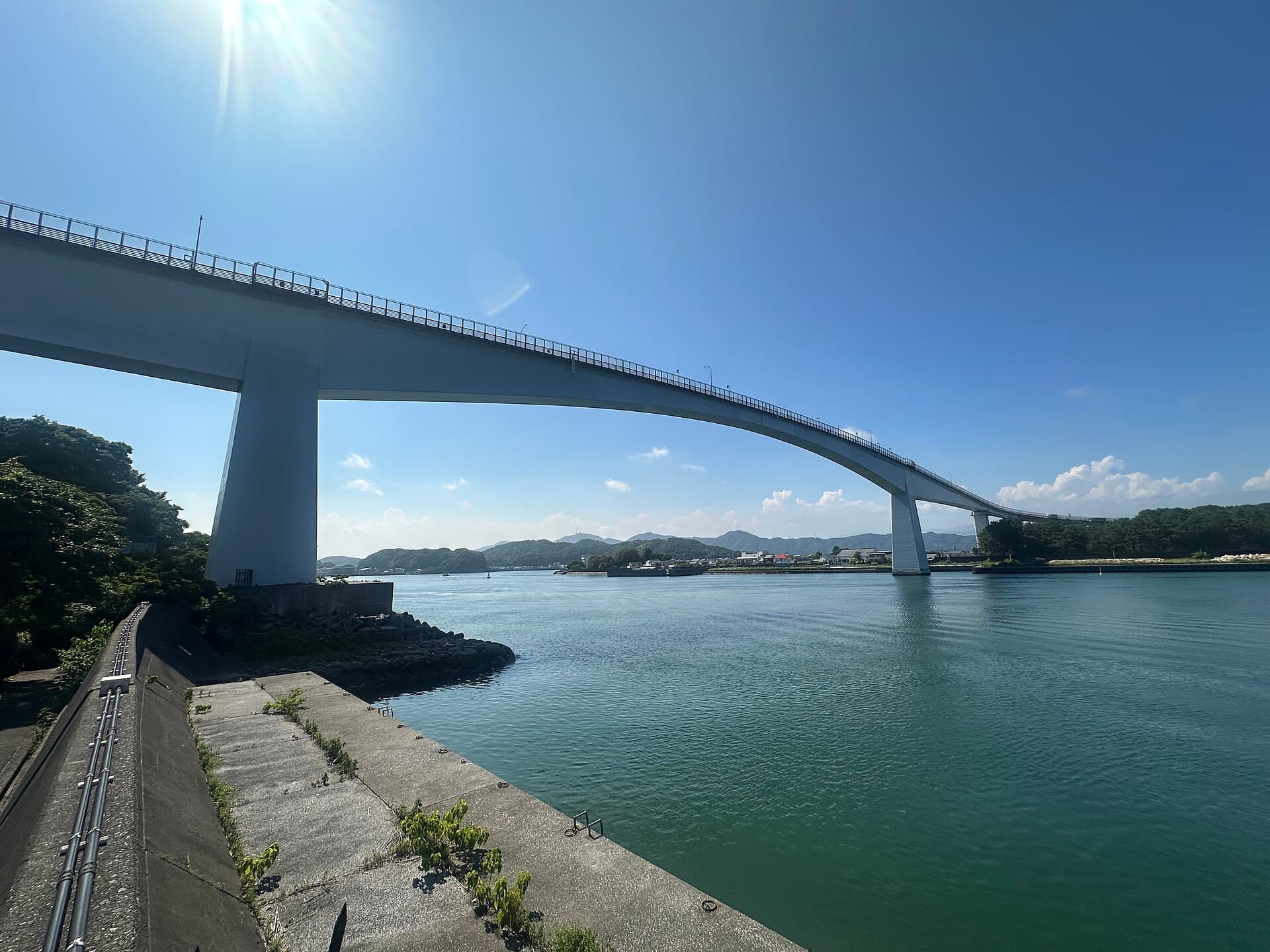浦户大桥：浦户大桥：Wikimedia Commons 文件「Urado Bridge 04.jpg」中的桥梁实景。