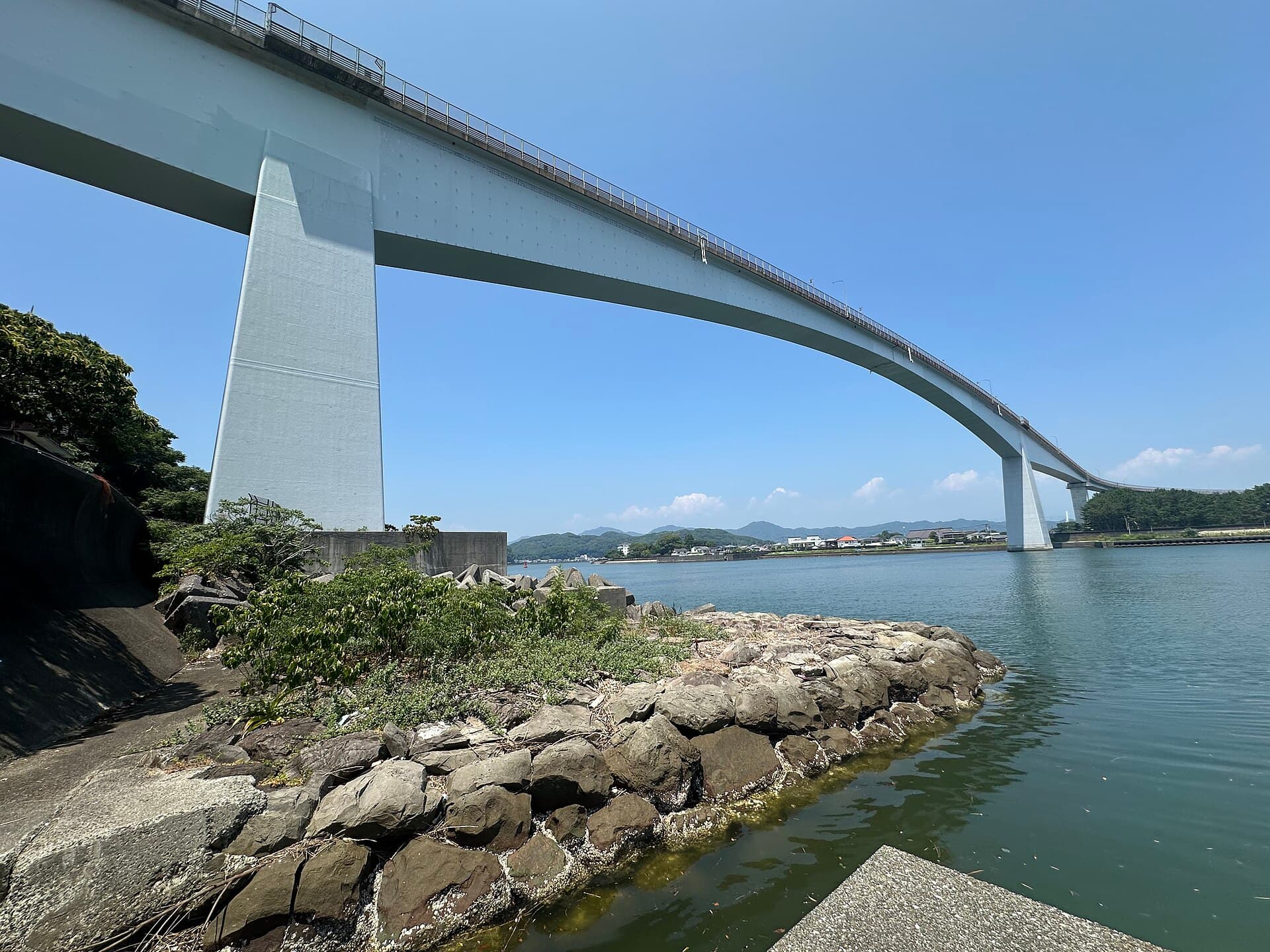 浦户大桥：浦户大桥：Wikimedia Commons 文件「Urado Bridge 06.jpg」中的桥梁实景。