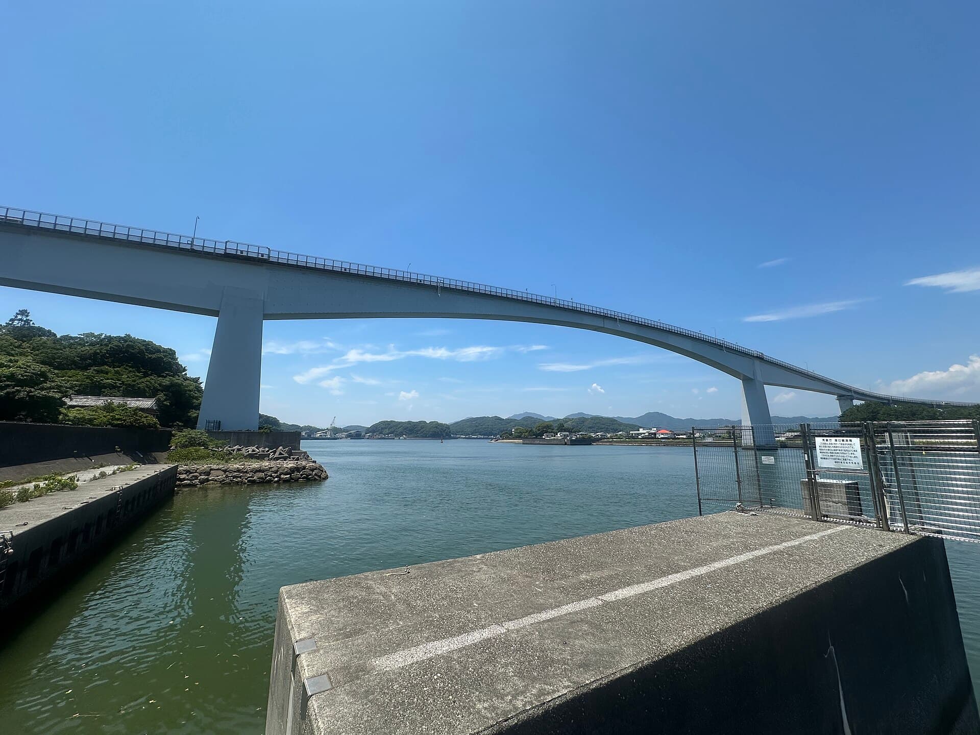 浦户大桥：浦户大桥：Wikimedia Commons 文件「Urado Bridge 07.jpg」中的桥梁实景。