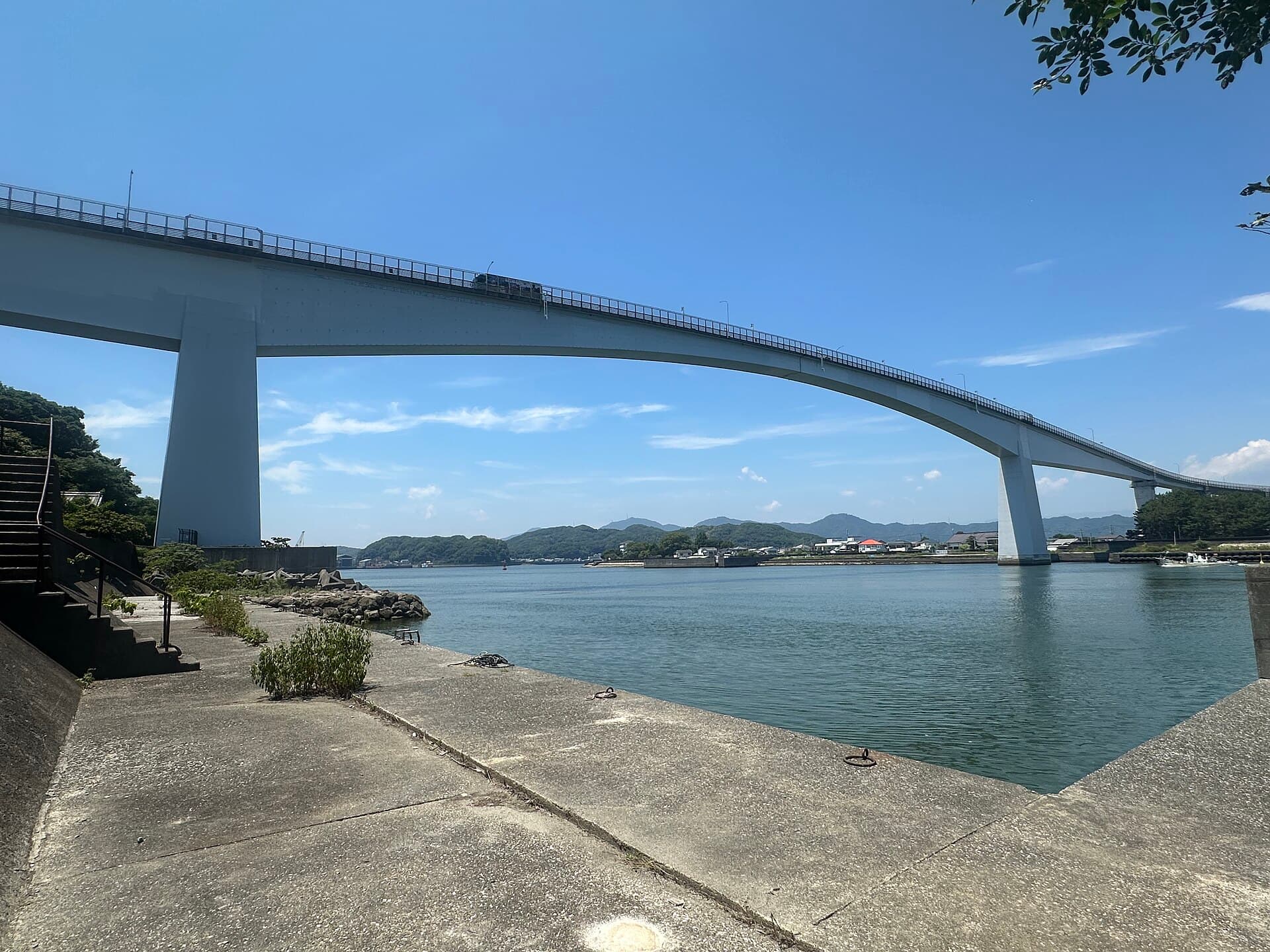浦户大桥：浦户大桥：Wikimedia Commons 文件「Urado Bridge 08.jpg」中的桥梁实景。