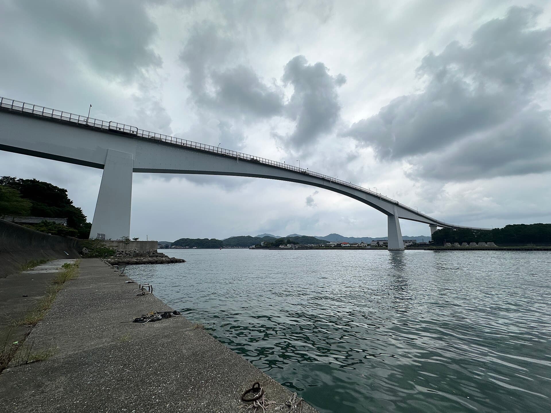 浦户大桥：浦户大桥：Wikimedia Commons 文件「Urado Bridge 09.jpg」中的桥梁实景。