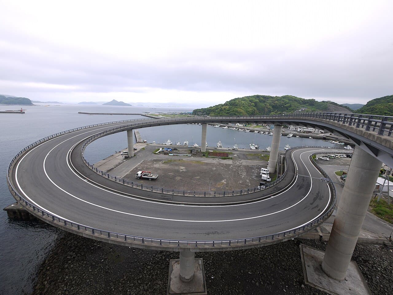 牛深Haiya大桥：牛深Haiya大桥：Wikimedia Commons 文件「HaiyaBridge2.JPG」中的桥梁实景。