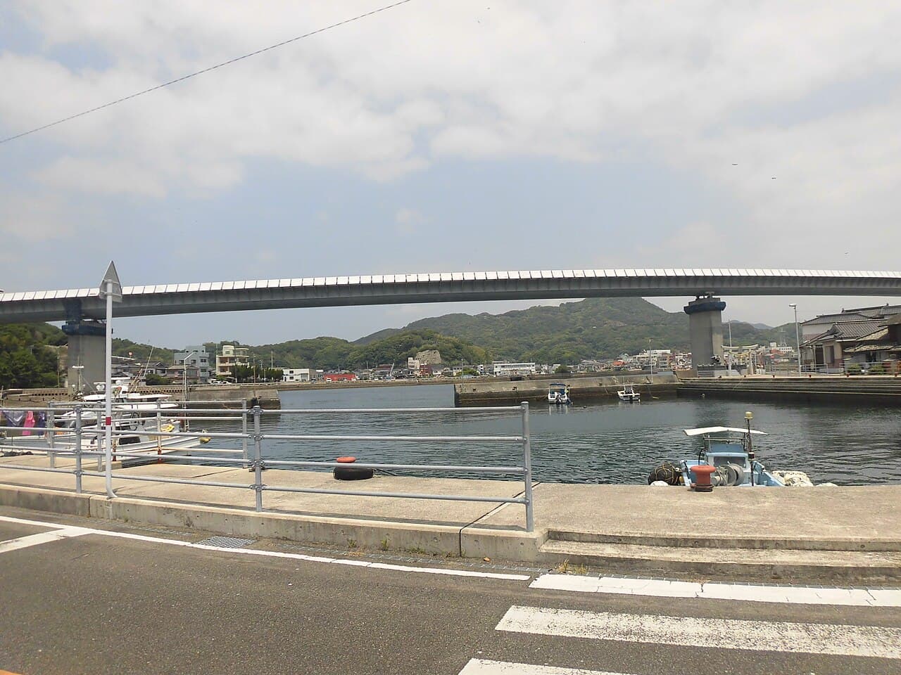 牛深Haiya大桥：牛深Haiya大桥：Wikimedia Commons 文件「Ushibuka Haiya Bridge 2024.JPG」中的桥梁实景。
