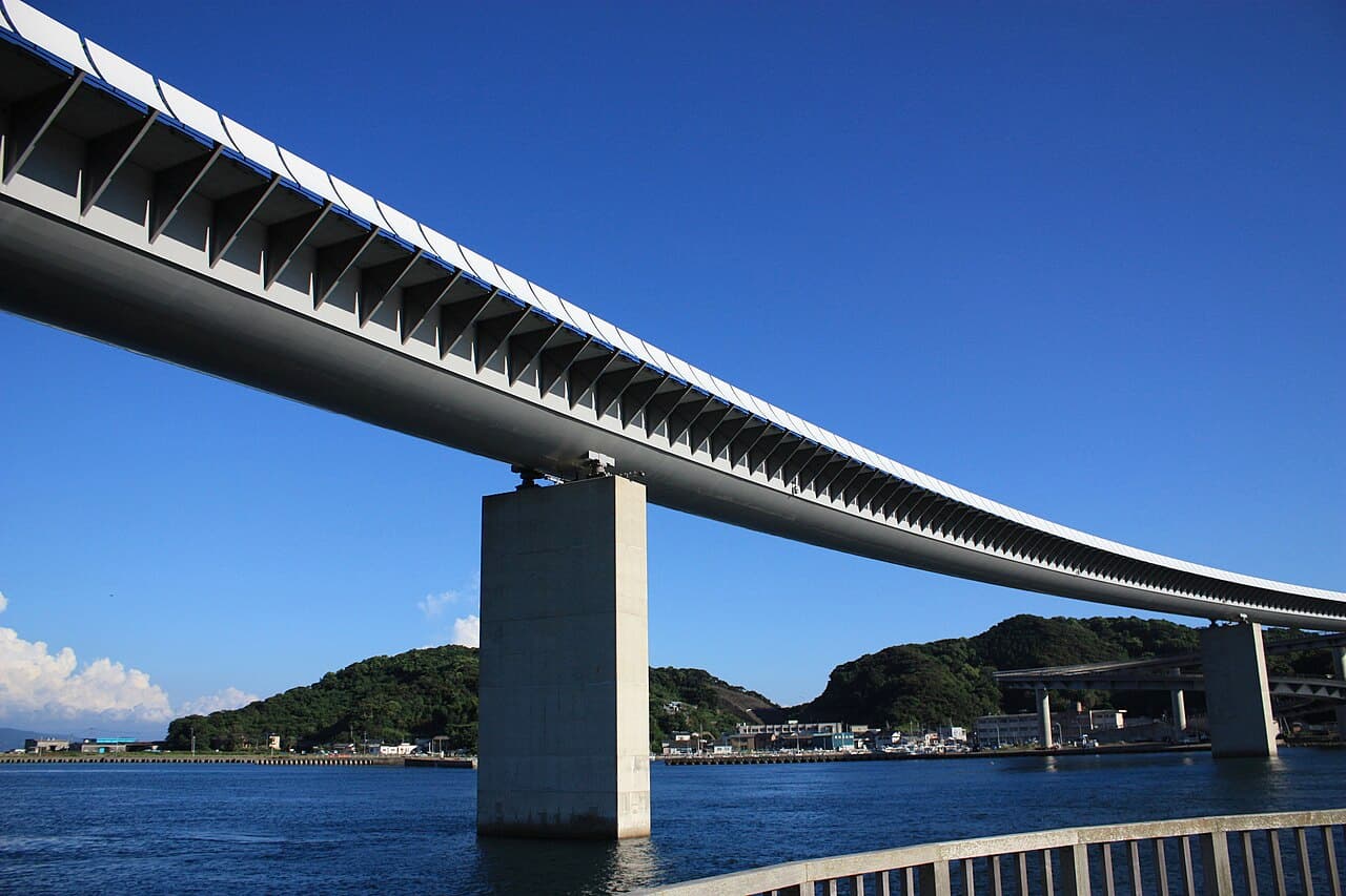 牛深Haiya大桥：牛深Haiya大桥：Wikimedia Commons 文件「Ushibuka Hire Bridge, Kaisaikan1.jpg」中的桥梁实景。