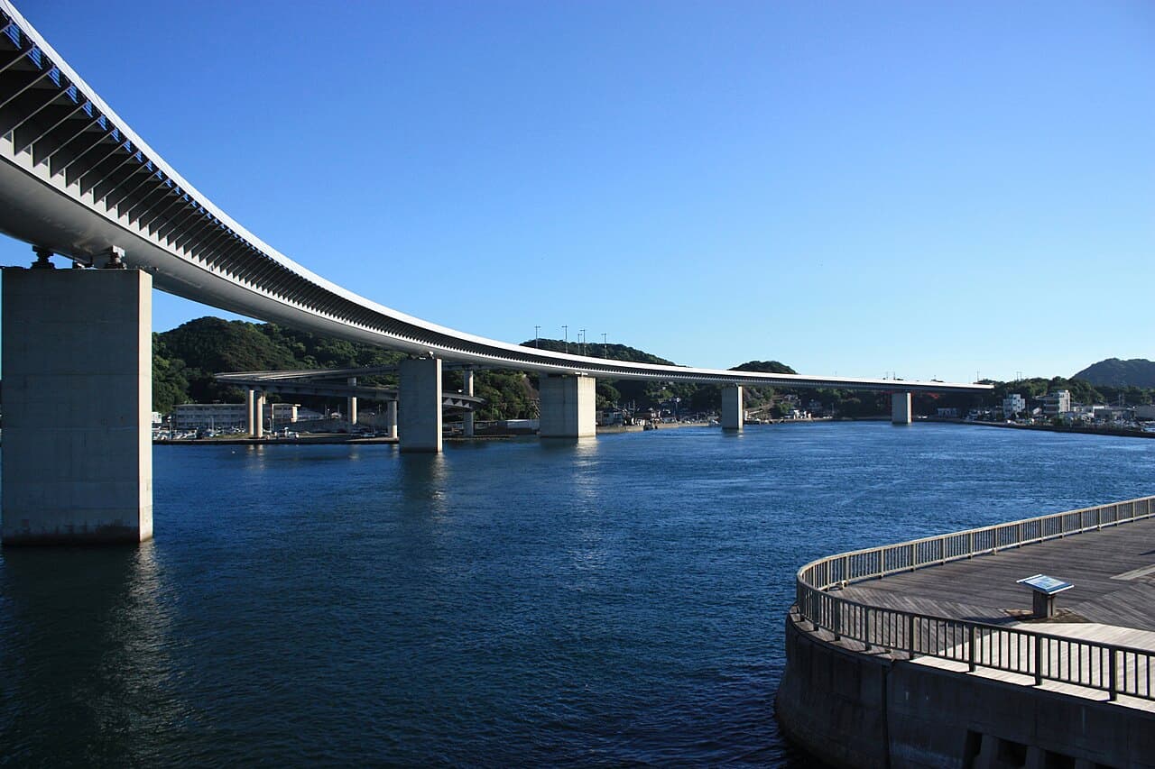 牛深Haiya大桥：牛深Haiya大桥：Wikimedia Commons 文件「Ushibuka Hire Bridge, Kaisaikan2.jpg」中的桥梁实景。