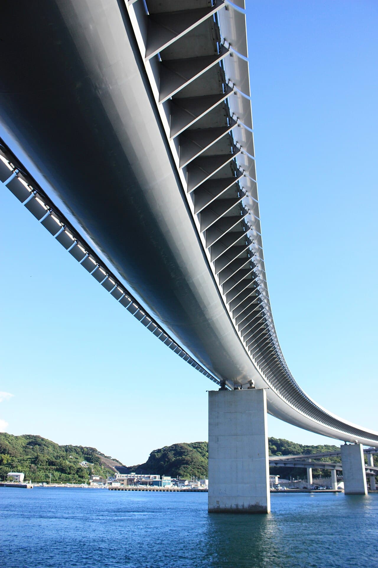牛深Haiya大桥：牛深Haiya大桥：Wikimedia Commons 文件「Ushibuka Hire Bridge, Kaisaikan3.jpg」中的桥梁实景。