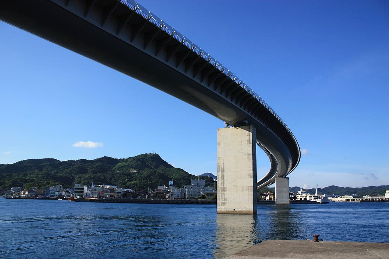 牛深Haiya大桥：牛深Haiya大桥：Wikimedia Commons 文件「Ushibuka Hire Bridge, Kaisaikan4.jpg」中的桥梁实景。