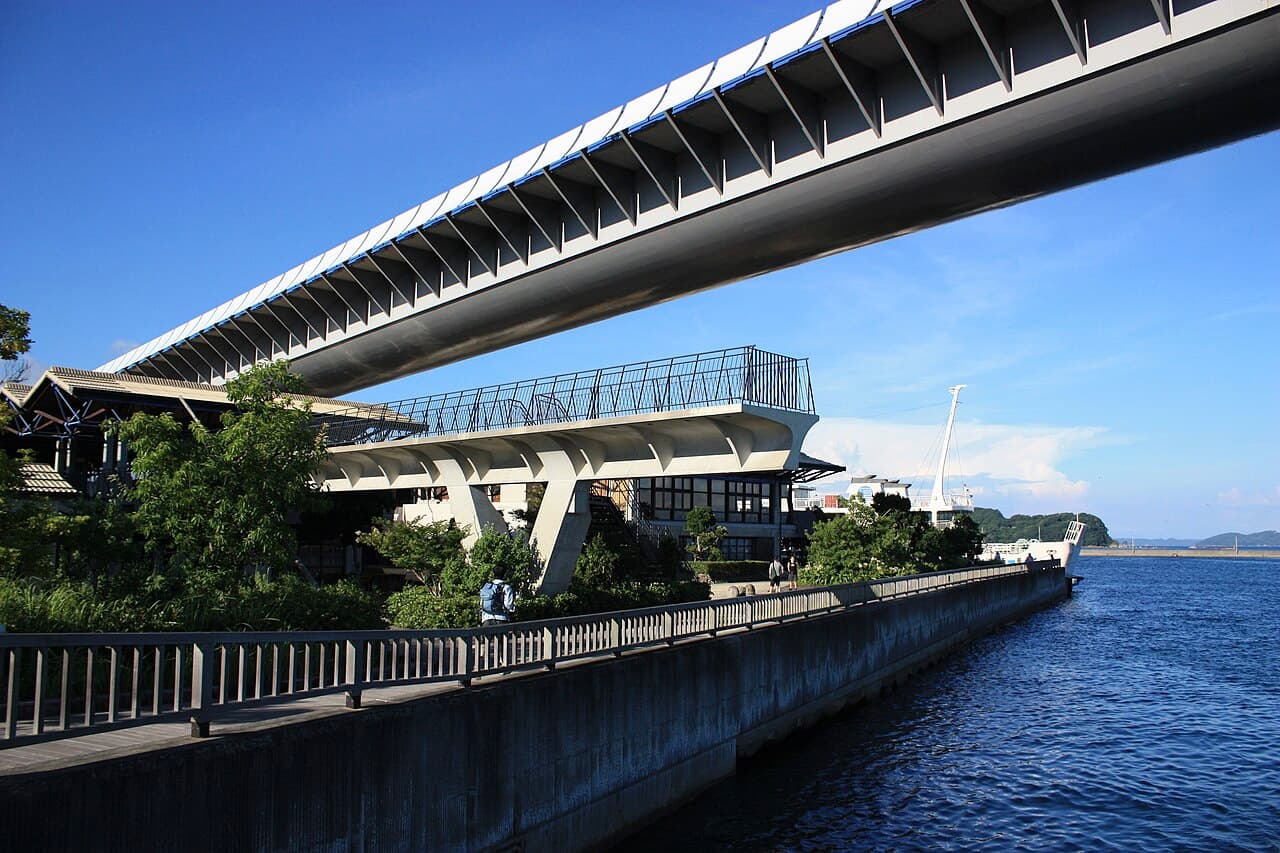 牛深Haiya大桥：牛深Haiya大桥：Wikimedia Commons 文件「Ushibuka Hire Bridge, Kaisaikan5.jpg」中的桥梁实景。