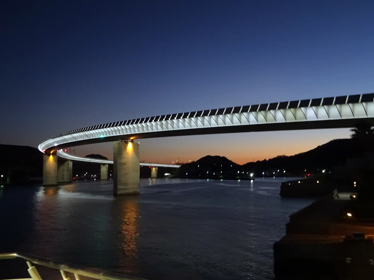 牛深Haiya大桥：牛深Haiya大桥：Wikimedia Commons 文件「Ushibukahaiya.bridge.jpg」中的桥梁实景。