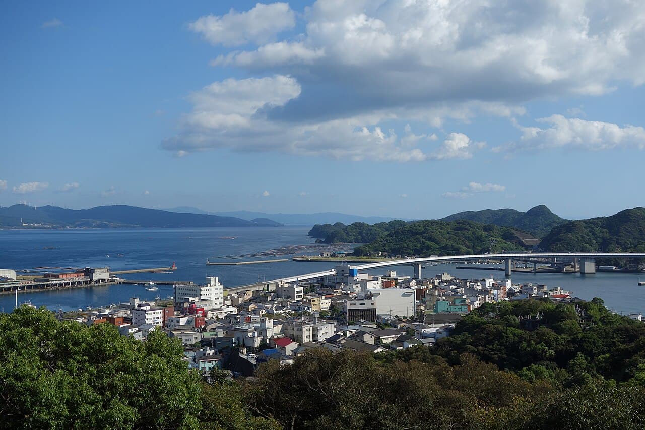 牛深Haiya大桥：牛深Haiya大桥：Wikimedia Commons 文件「うしぶか公園からハイヤ大橋 20121004.jpg」中的桥梁实景。