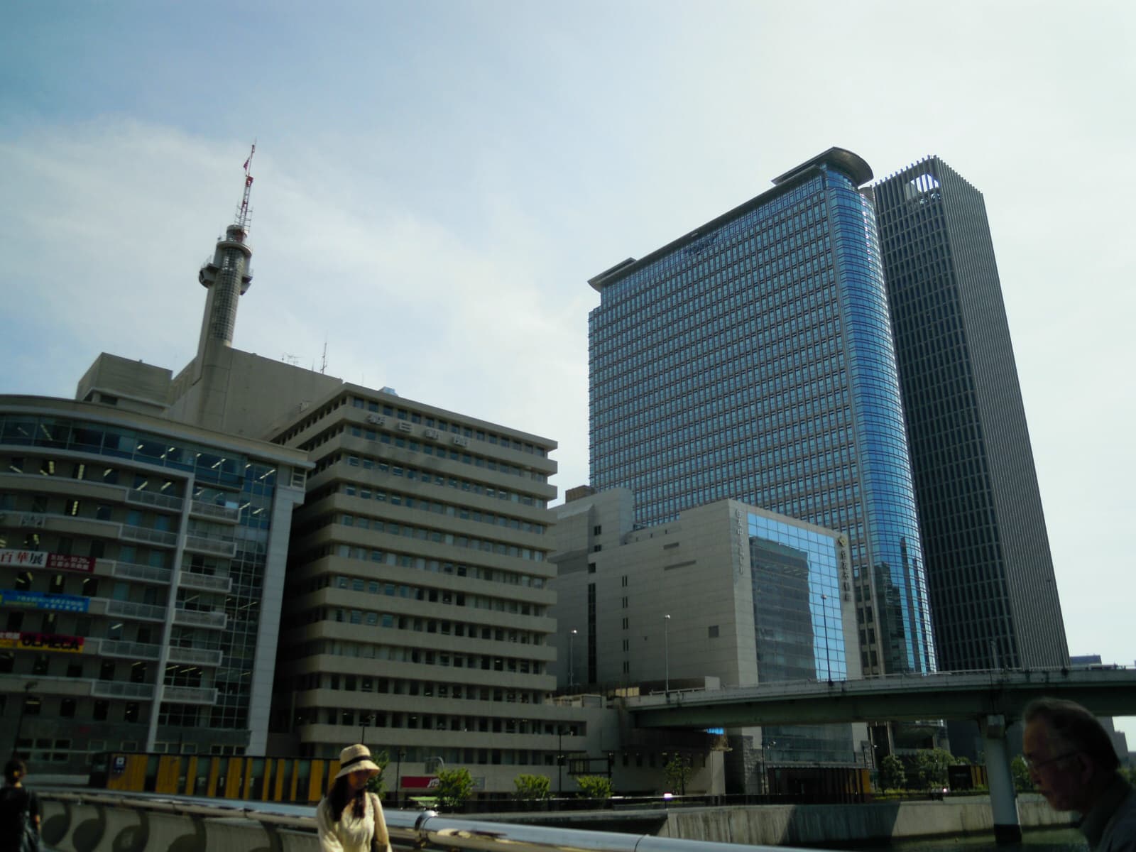 渡边桥：渡边桥：Wikimedia Commons 文件「Nakanoshima - panoramio (63).jpg」中的桥梁实景。