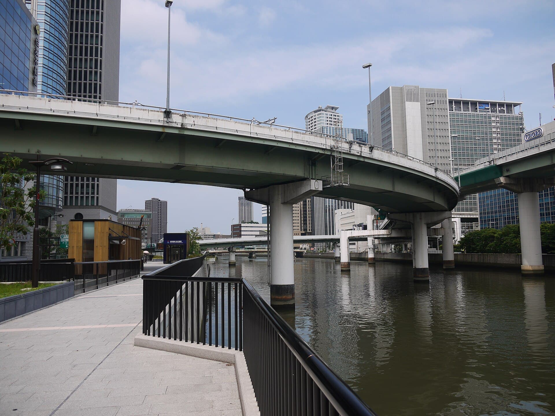 渡边桥：渡边桥：Wikimedia Commons 文件「Near Watanabe-bashi station Exit5,6 (渡辺橋駅 5番、6番出口付近) - panoramio.jpg」中的桥梁实景。