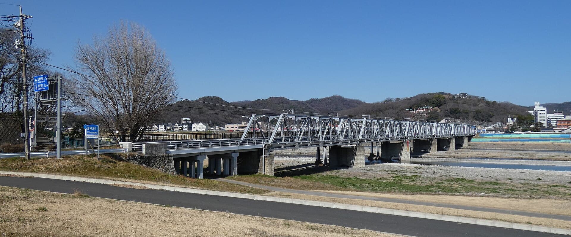 足利渡良濑桥：足利渡良濑桥：Wikimedia Commons 文件「Watarase Bridge 2020-02-24.jpg」中的桥梁实景。