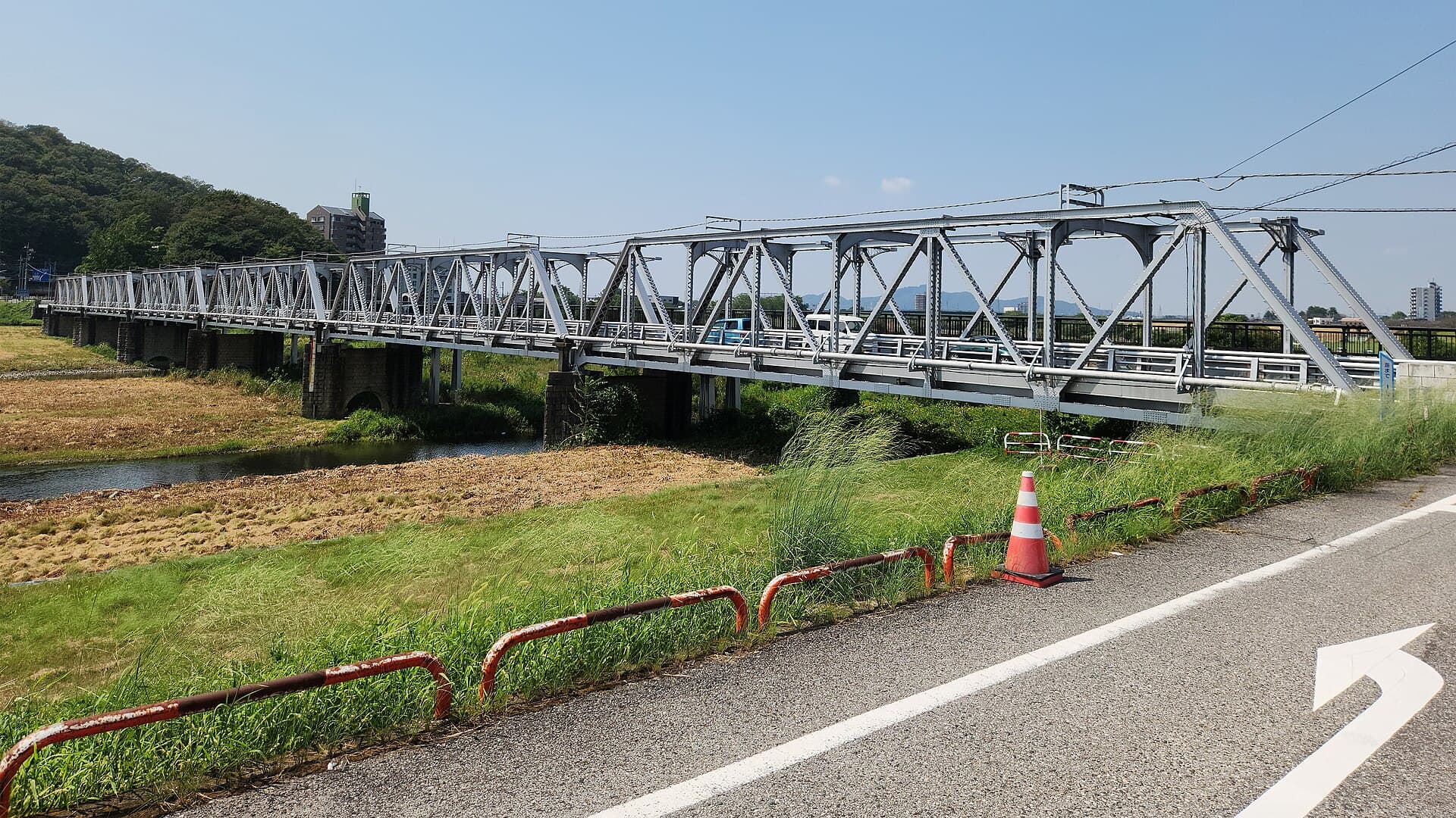 足利渡良濑桥：足利渡良濑桥：Wikimedia Commons 文件「Watarase bridge Ashikaga city Tochigi prefecture Japan 20250831 104743.jpg」中的桥梁实景。