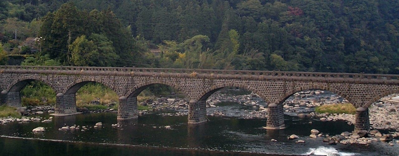 耶马溪桥：耶马溪桥：Wikimedia Commons 文件「Yabakei Bridge.jpg」中的桥梁实景。