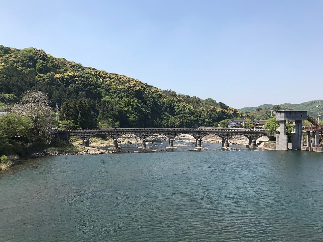 耶马溪桥：耶马溪桥：Wikimedia Commons 文件「Yabakeibashi Bridge from Domombashi Bridge 1.jpg」中的桥梁实景。