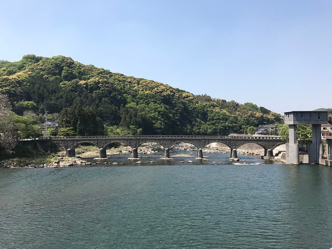 耶马溪桥：耶马溪桥：Wikimedia Commons 文件「Yabakeibashi Bridge from Domombashi Bridge 2.jpg」中的桥梁实景。