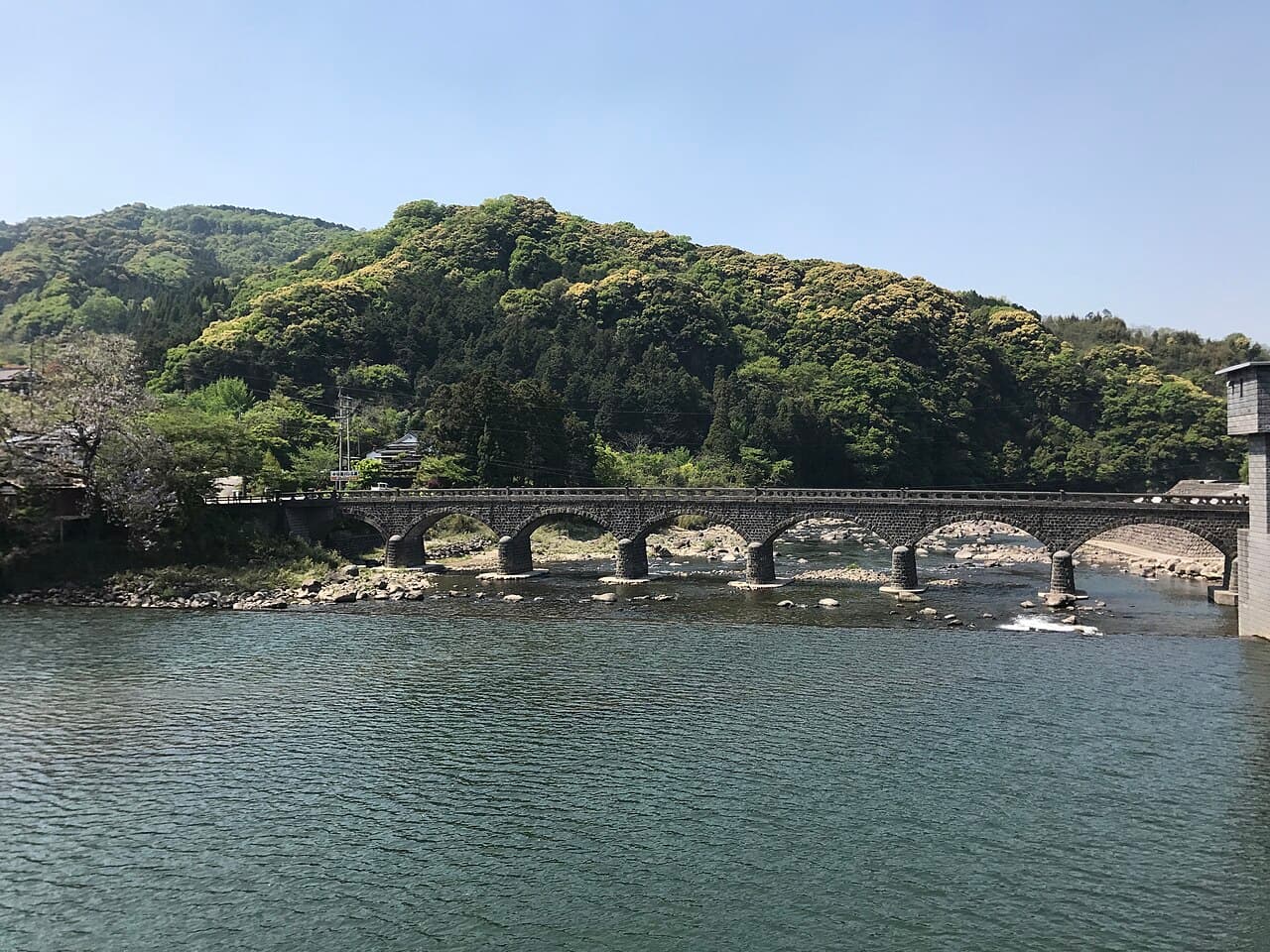 耶马溪桥：耶马溪桥：Wikimedia Commons 文件「Yabakeibashi Bridge from Domombashi Bridge 3.jpg」中的桥梁实景。