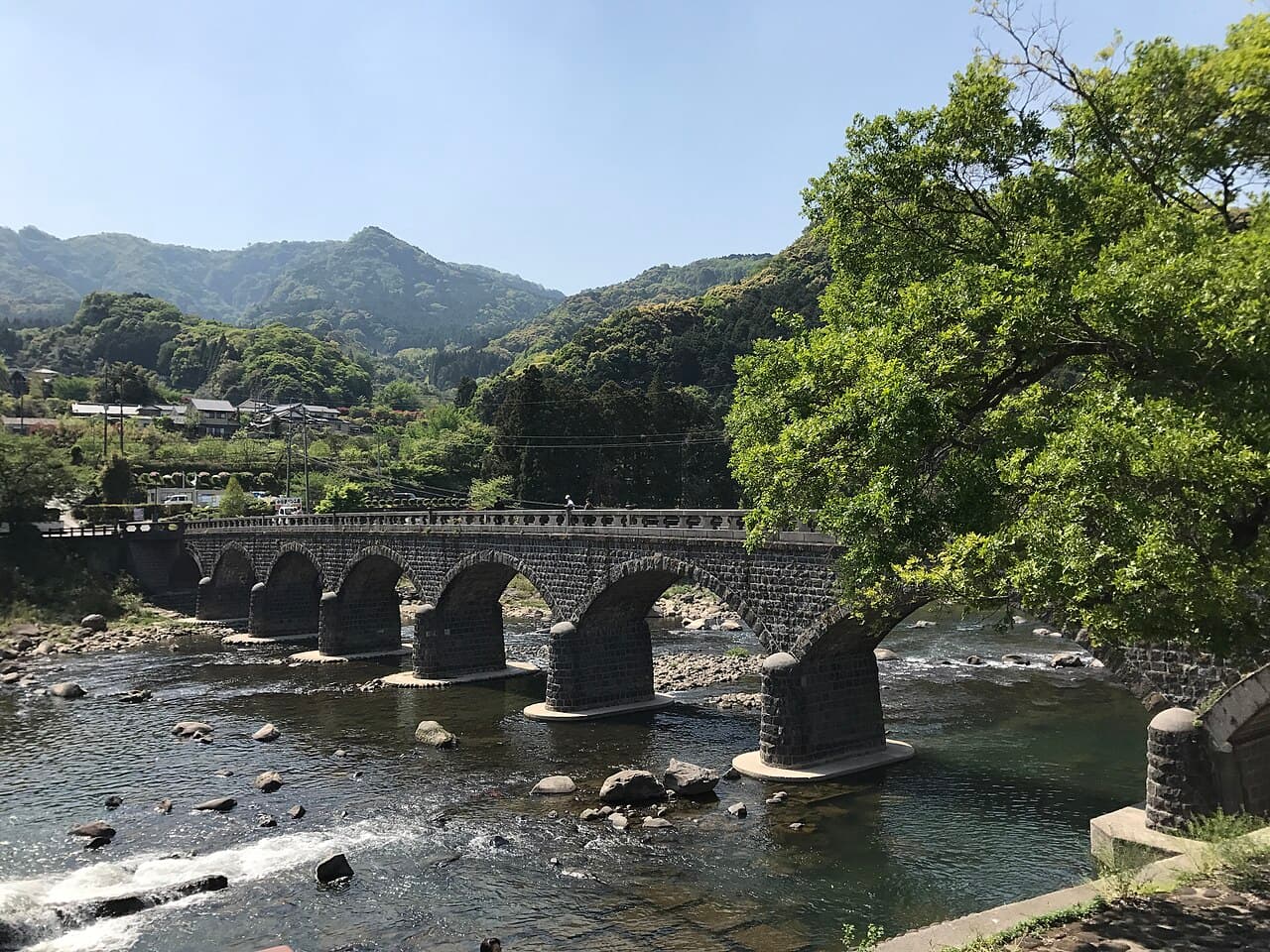 耶马溪桥：耶马溪桥：Wikimedia Commons 文件「Yabakeibashi Bridge on Yamakunigawa River 2.jpg」中的桥梁实景。