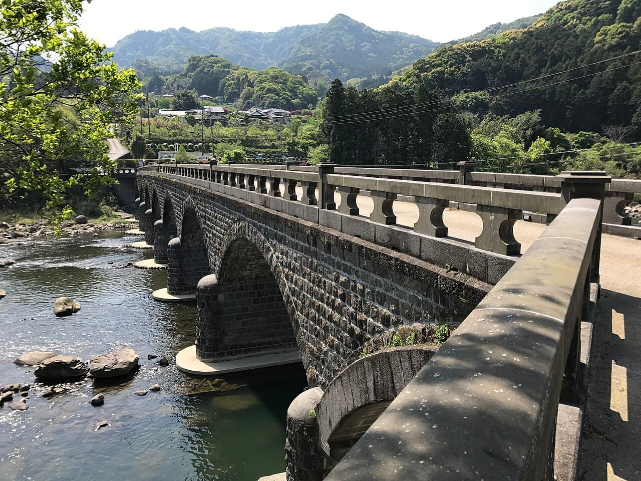 耶马溪桥：耶马溪桥：Wikimedia Commons 文件「Yabakeibashi Bridge on Yamakunigawa River.jpg」中的桥梁实景。