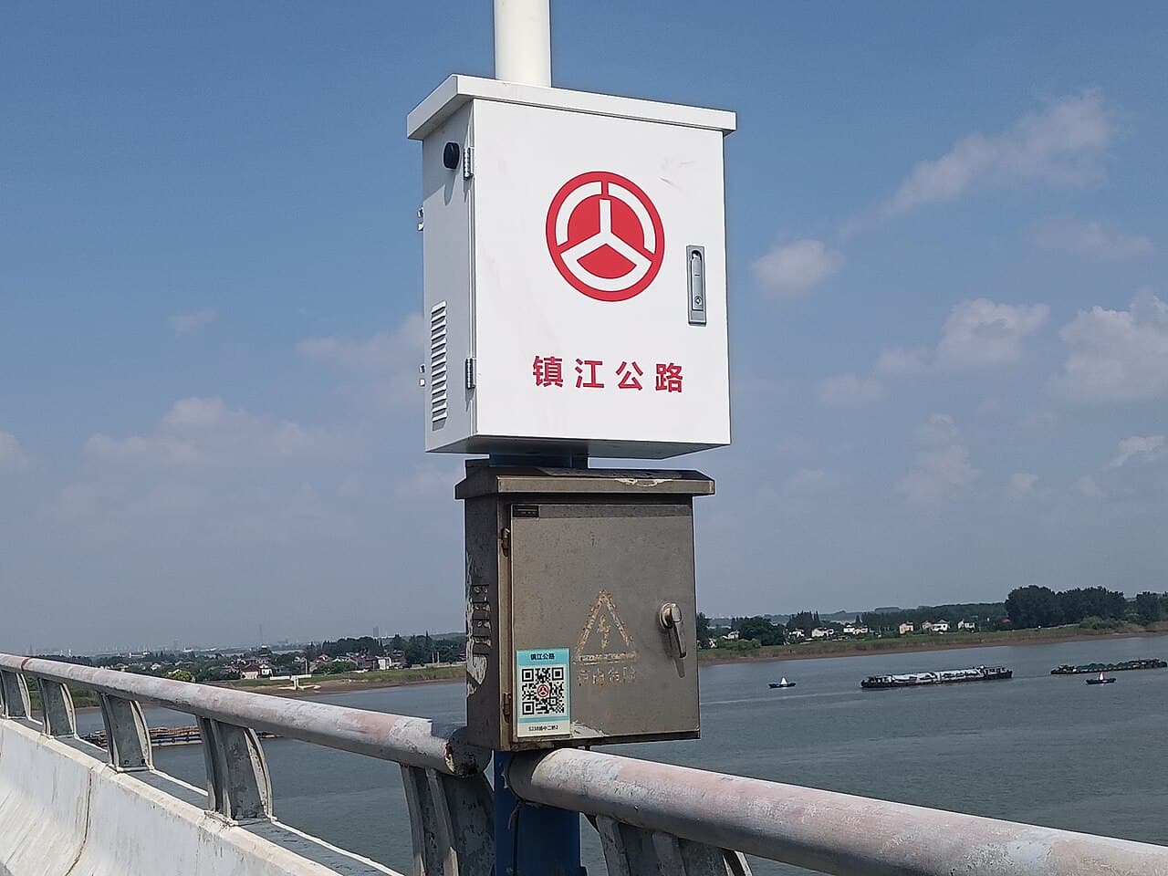 扬中长江二桥：扬中二桥桥面设施与夹江水面