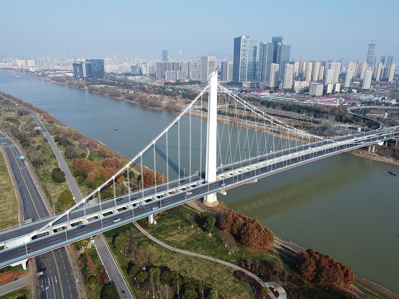 南京应天大街夹江大桥：应天大街夹江大桥跨越夹江的航拍全景