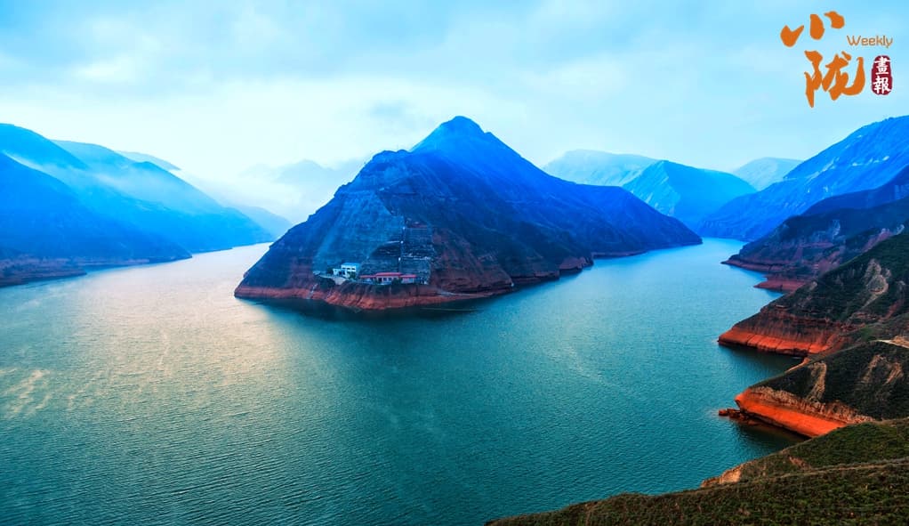 刘家峡黄河大桥：刘家峡黄河大桥跨越刘家峡水库库区的侧向全景，桥梁主体与两岸地形清晰。