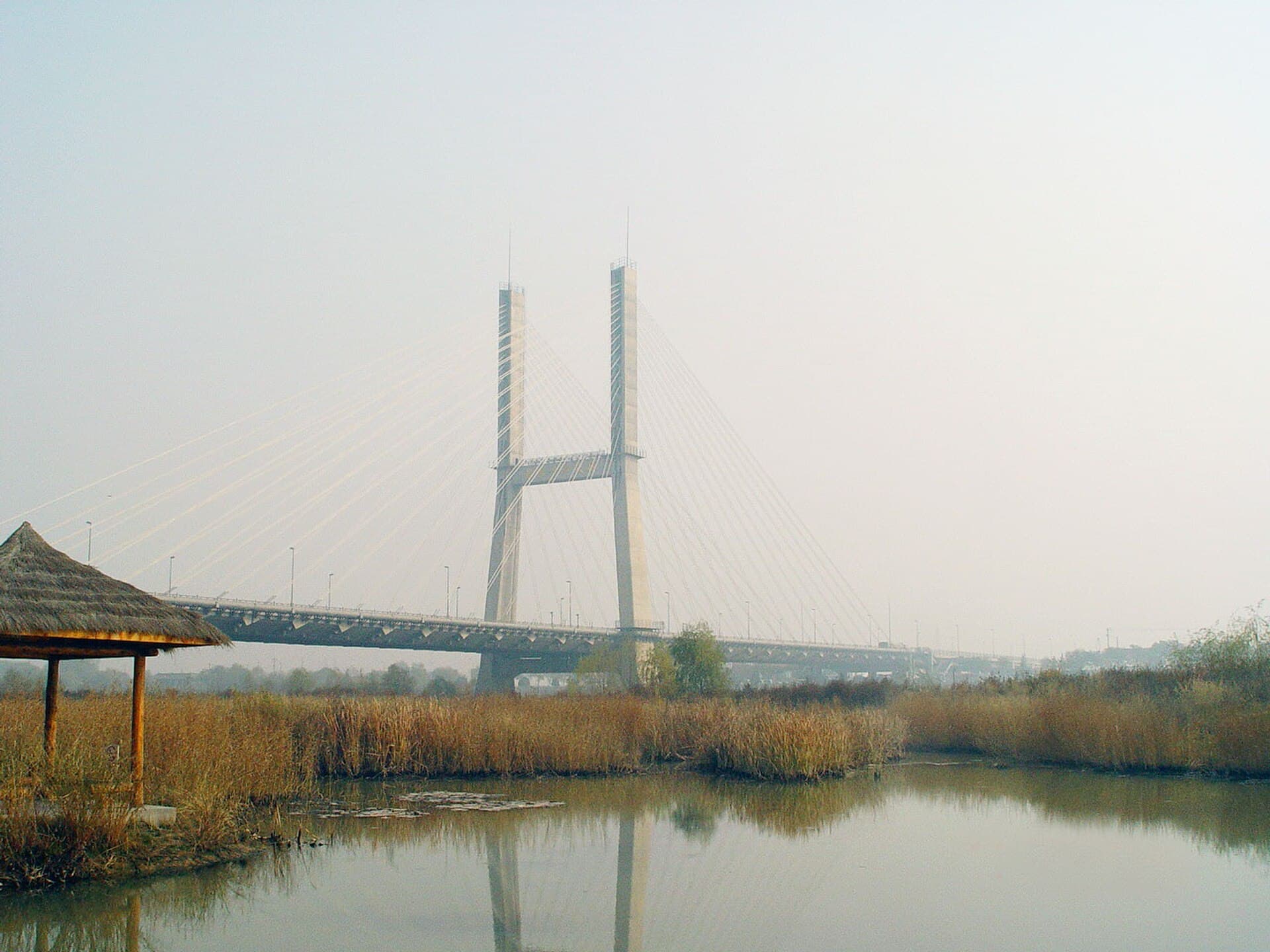 银滩黄河大桥：银滩黄河大桥桥面与河道实景。