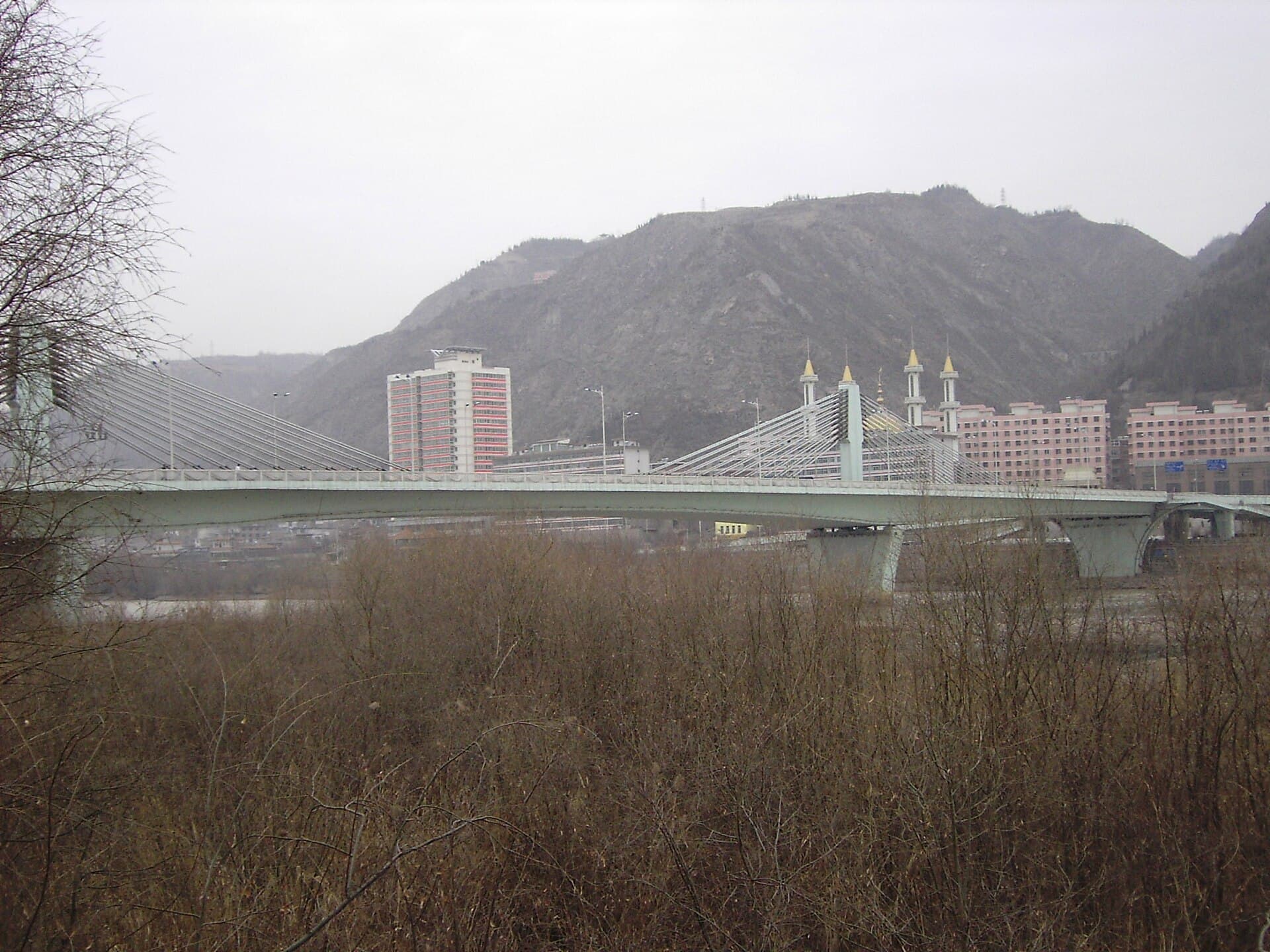 小西湖黄河大桥：小西湖黄河大桥桥面与山谷
