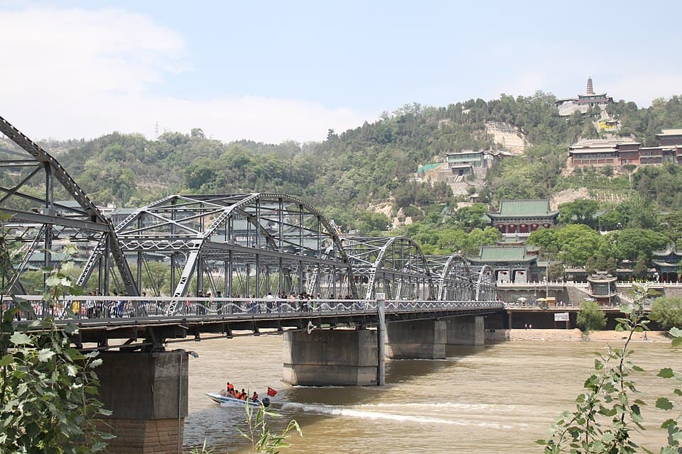 兰州中山桥：中山桥河岸侧视