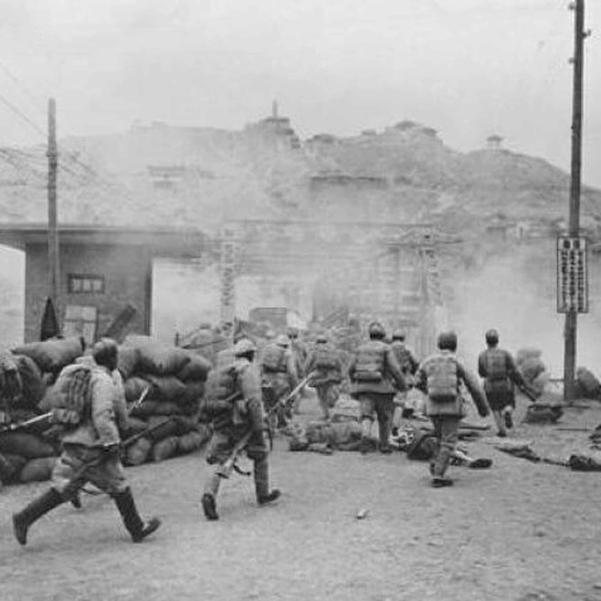 兰州中山桥：Chinese PLA occupied Lanzhou Zhongshan bridge on August 26th, 1949 (cropped1to1).jpg