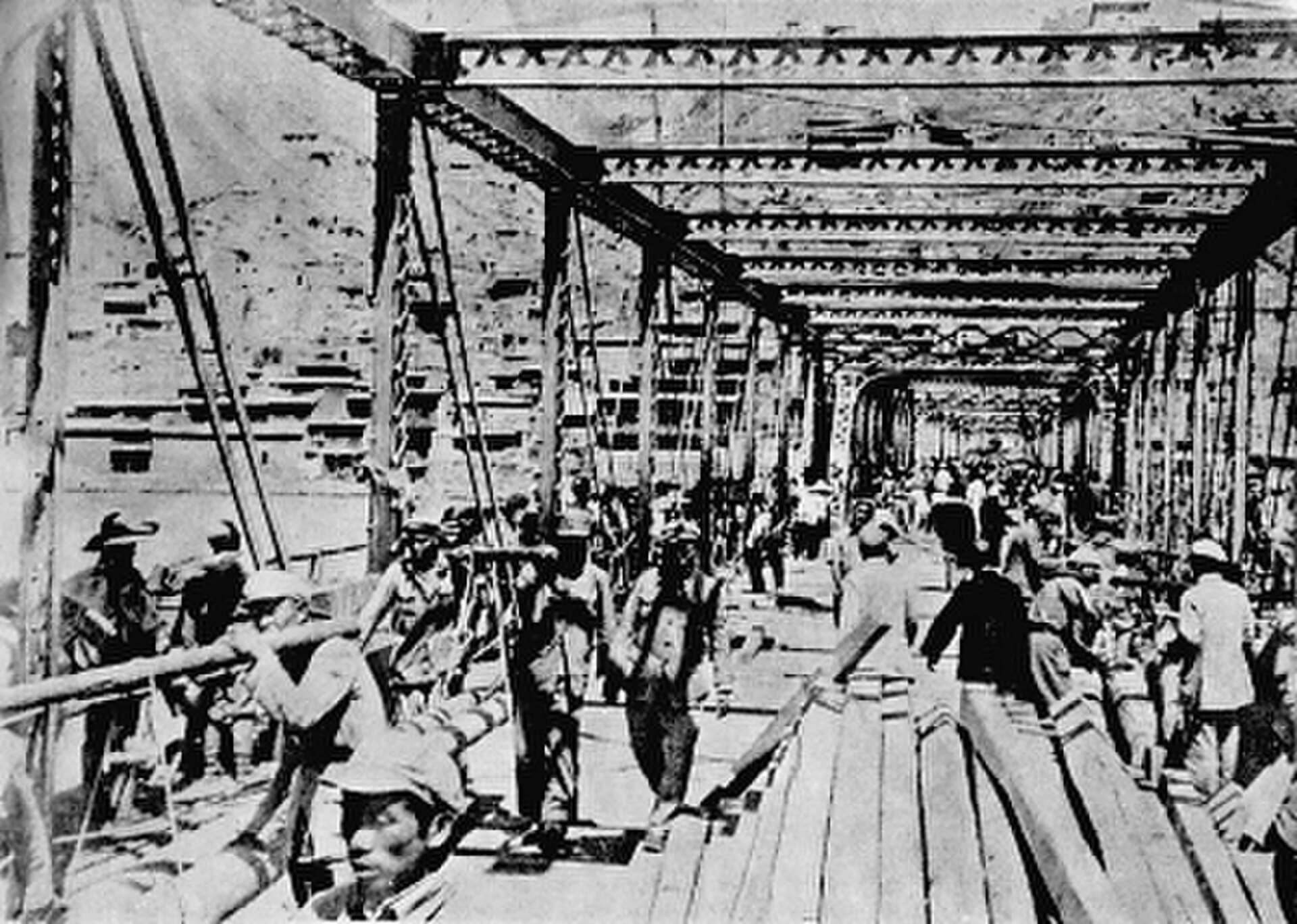 兰州中山桥：Rush to repair Zhongshan bridge of Lanzhou in 1949.jpg