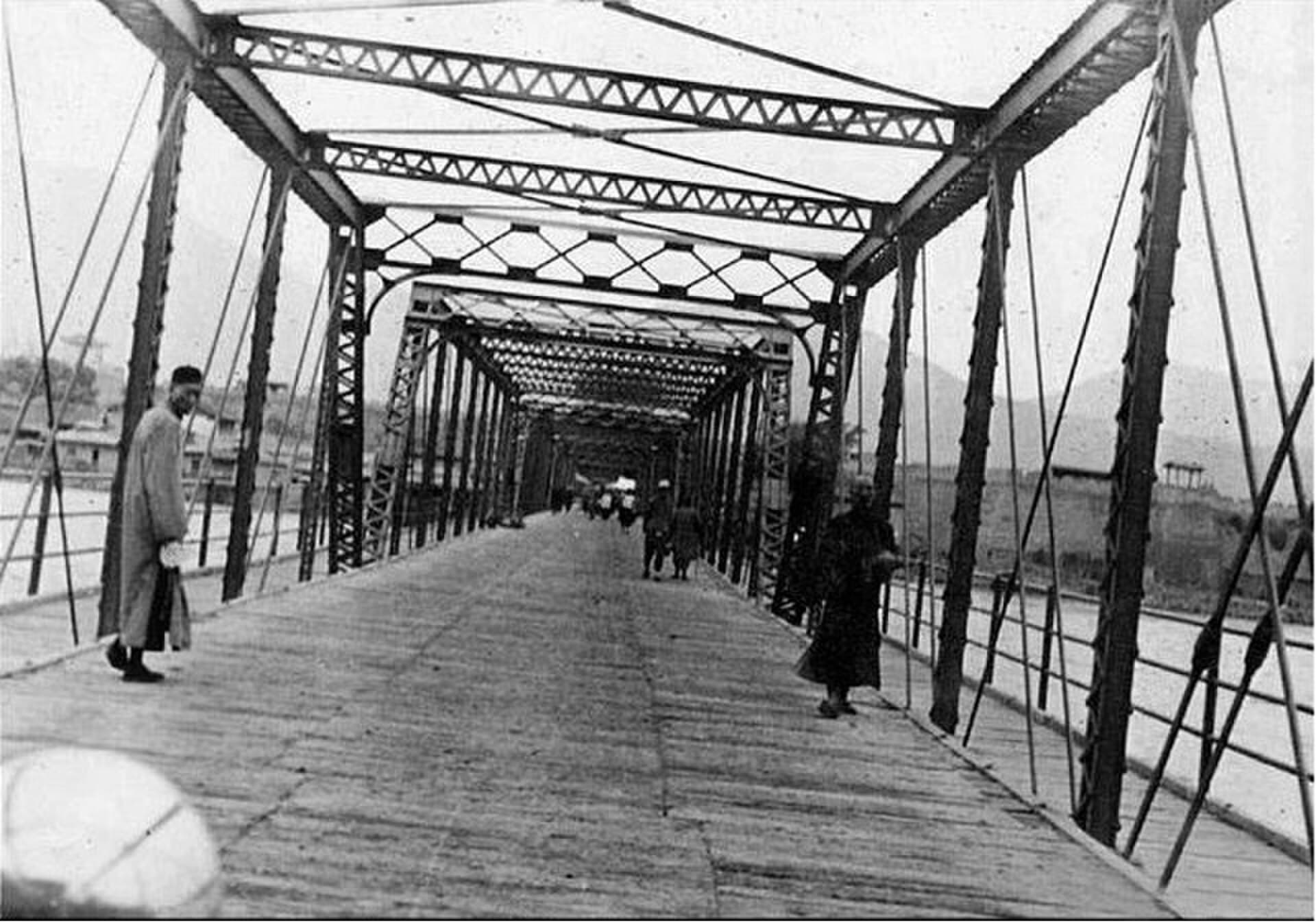 兰州中山桥：The deck of Zhongshan Bridge in 1933.jpg