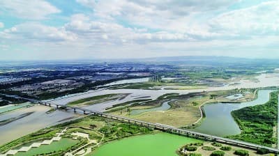 吴忠黄河大桥：2020年6月拍摄的吴忠黄河大桥（连接吴忠市与青铜峡市的枢纽工程）风光照