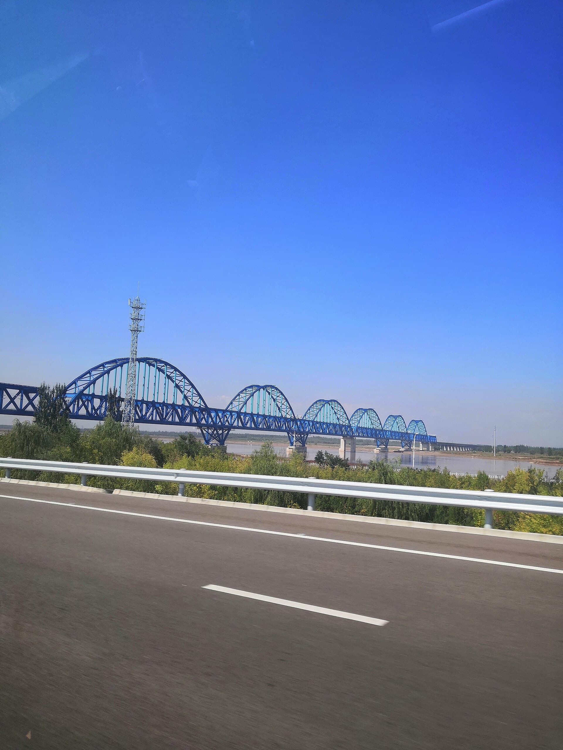 银川机场黄河大桥：银西高铁桥体立面